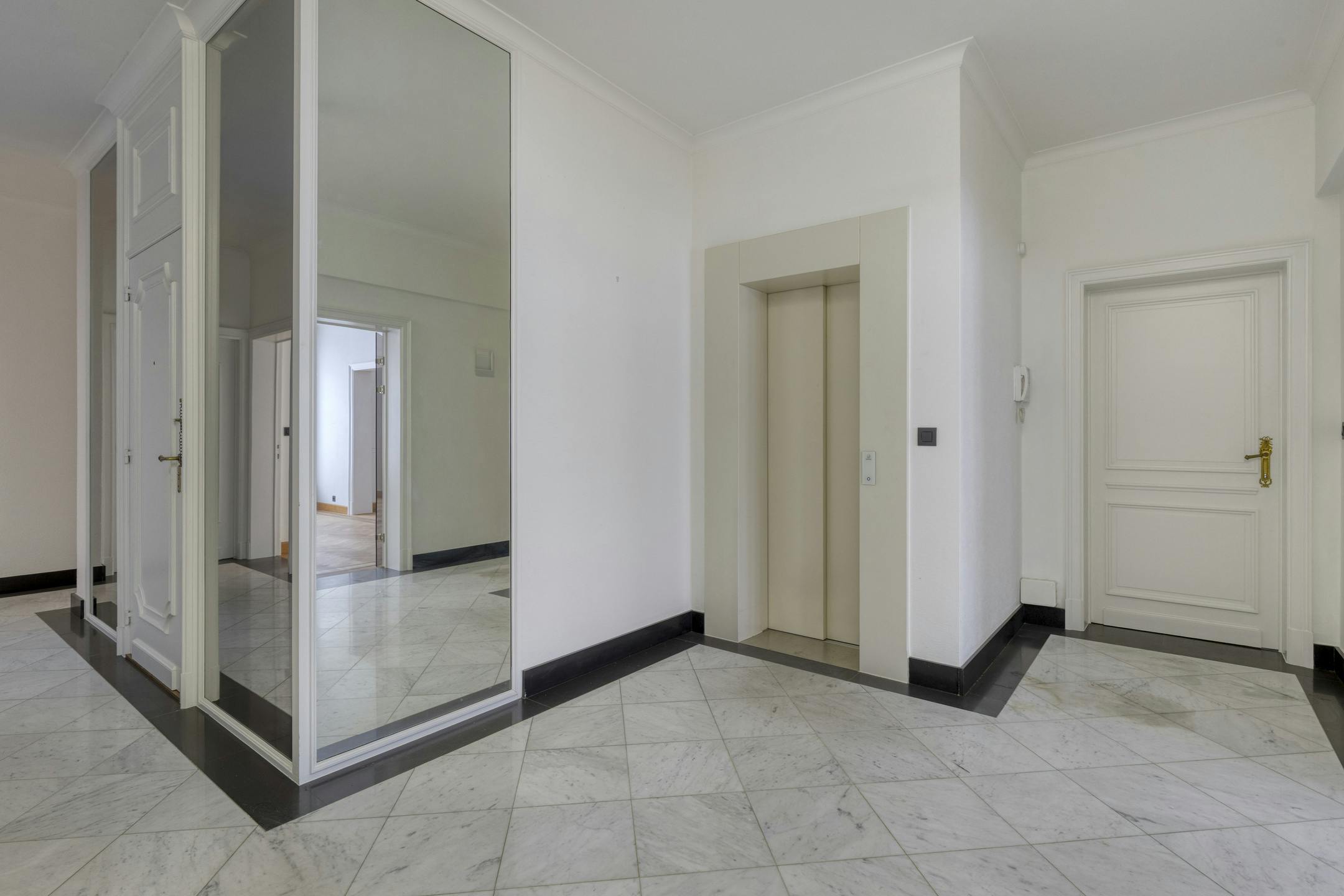 Patrimoniumvennootschap met handelspand en 2 appartementen foto 5