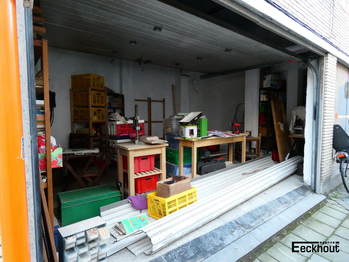 Ruime afgesloten parkeergarage foto 4