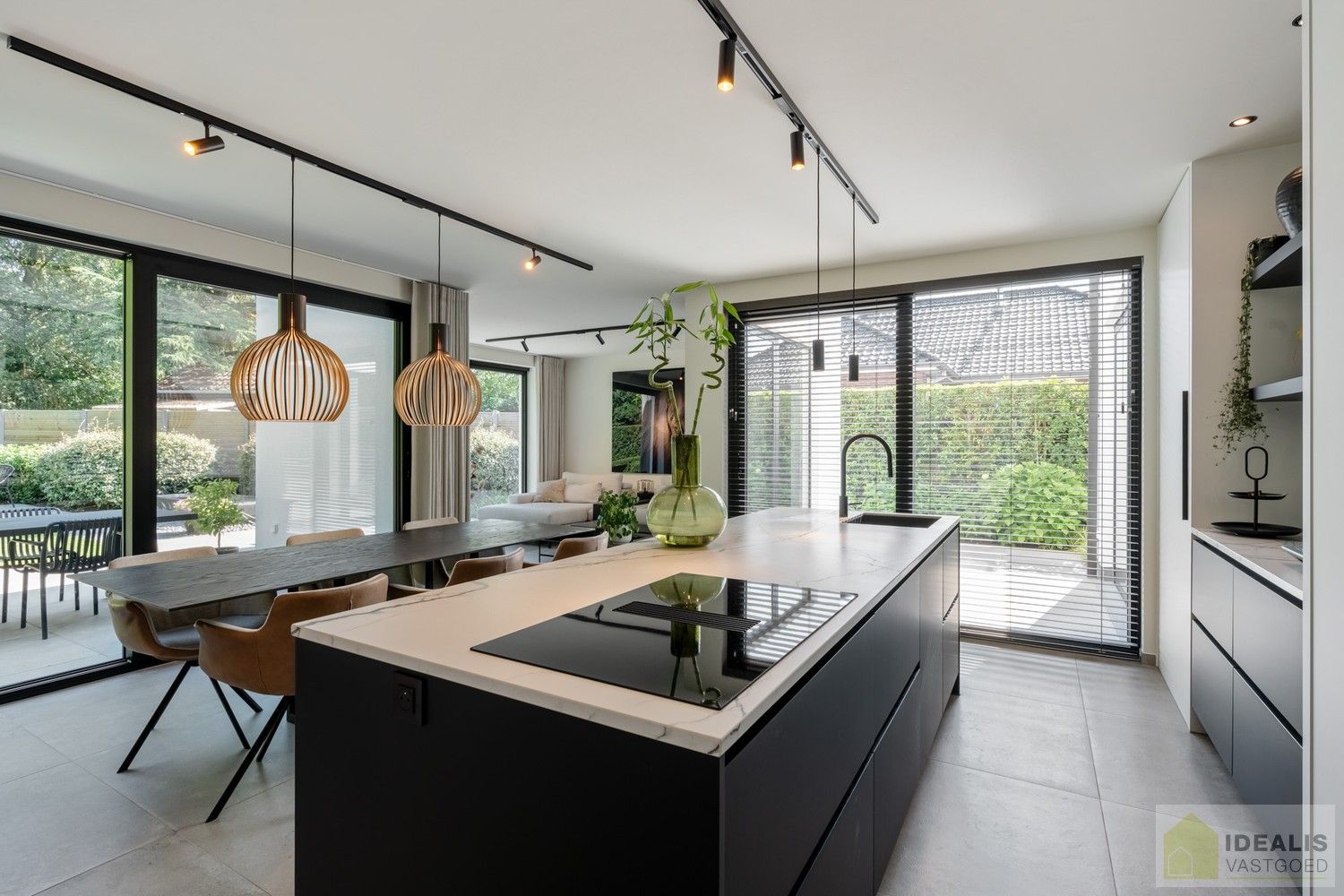 PRACHTIGE, PERFECT ONDERHOUDEN EN MODERN OPGETROKKEN WONING MET EEN HEERLIJK LICHTRIJKE WOONKAMER MET OPEN KEUKEN, 3 SLAAPKAMERS, 2 BADKAMERS VOORZIEN VAN ALLE COMFORT foto 14