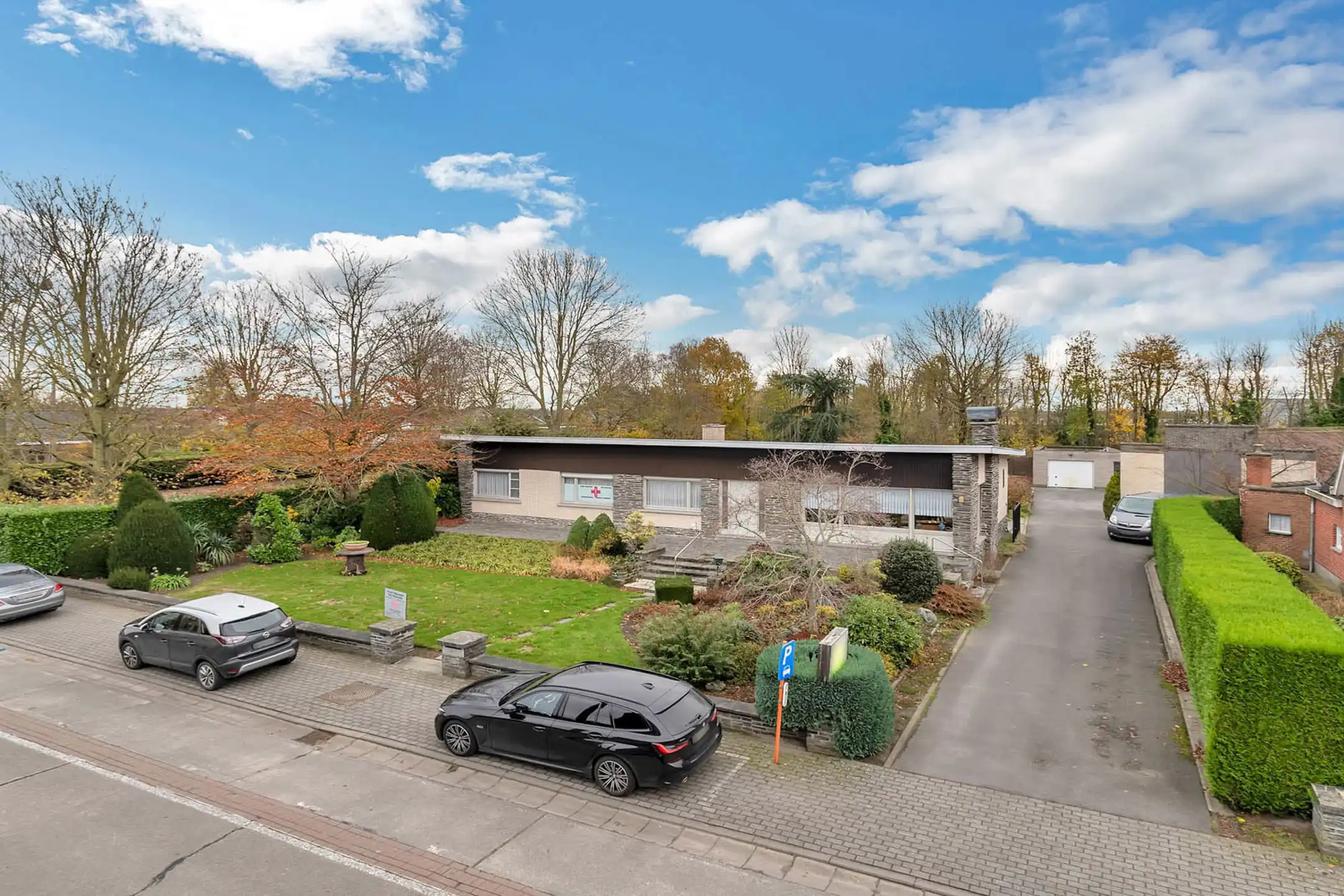 Ruime villa met loods en garage foto 2