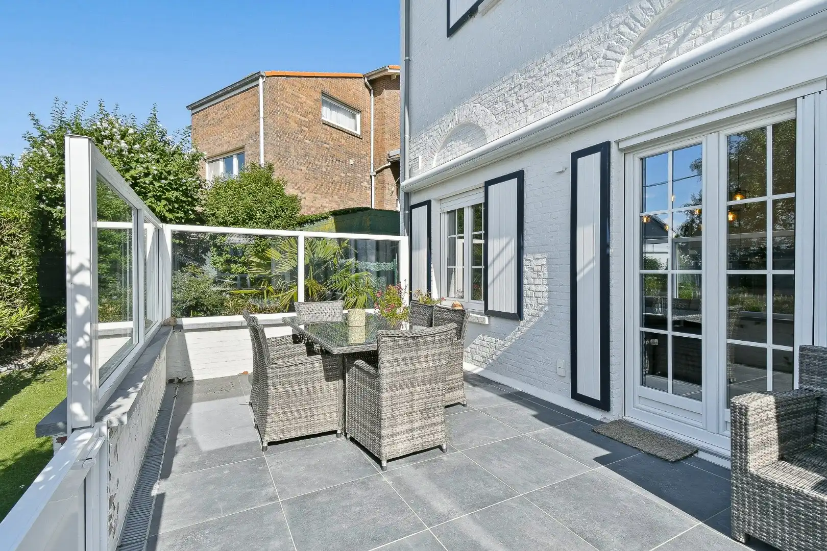 Instapklaar gelijkvloers appartement met privatieve toegang, garage, zonnige tuin en terras nabij zee foto 3
