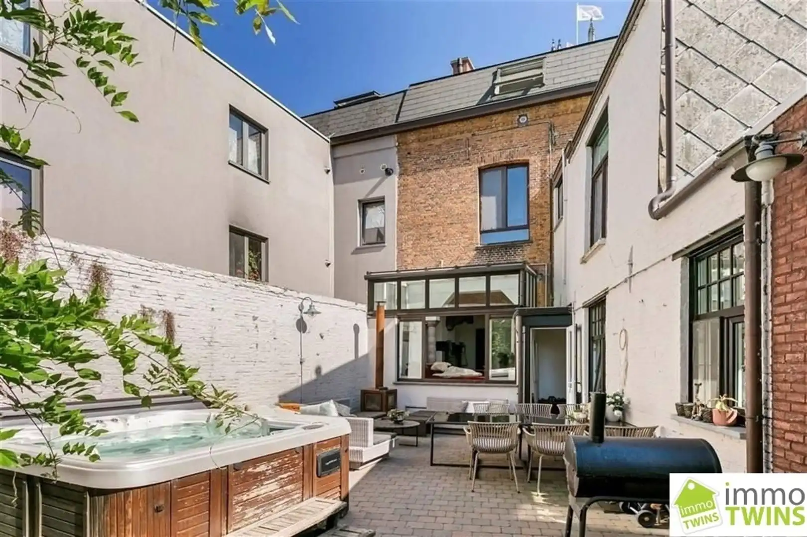 Karaktervolle, ruime woning met 6 slaapkamers, binnenkoer met jacuzzi en topligging! foto 9