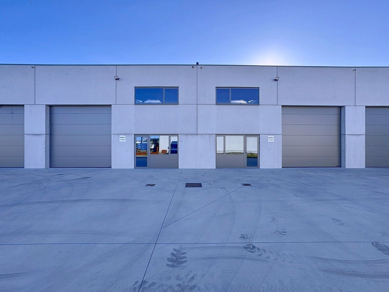 NB MAGAZIJN (264m²) met automatische sectionaalpoort, toilet en 2 voorbehouden parkeerplaatsen voor de deur te Beernem/Wingene. foto 2