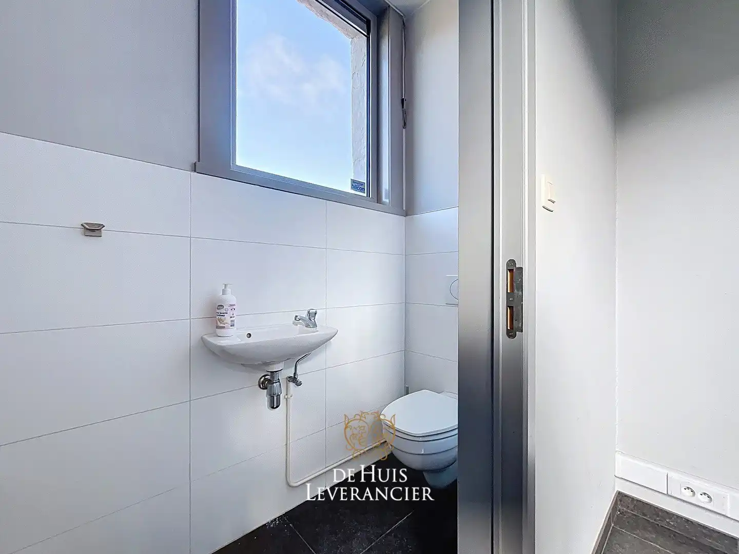 Kantoor op topligging met bovenliggend duplex-appartement (aparte ingang) foto 24