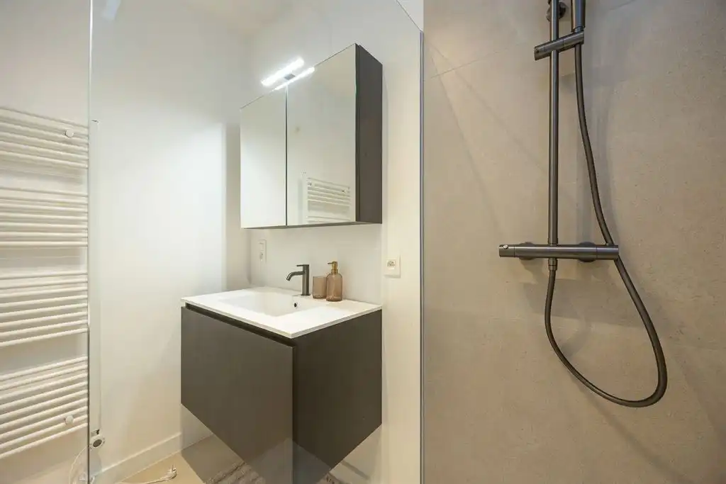 Gerenoveerd appartement met 2 slaapkamers foto 12