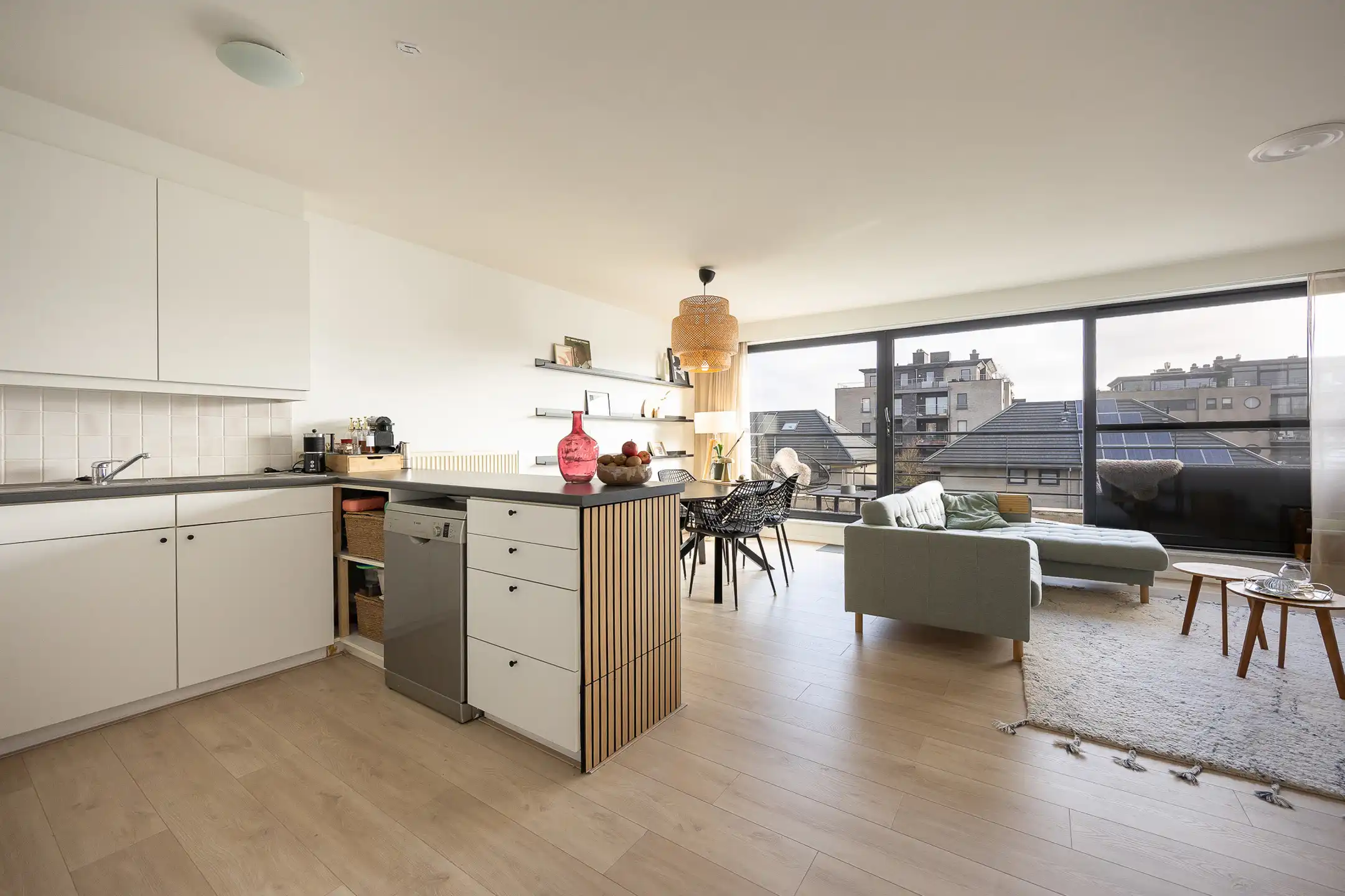 Centraal gelegen 2 slpk app met ruim terras en staanplaats. foto 9