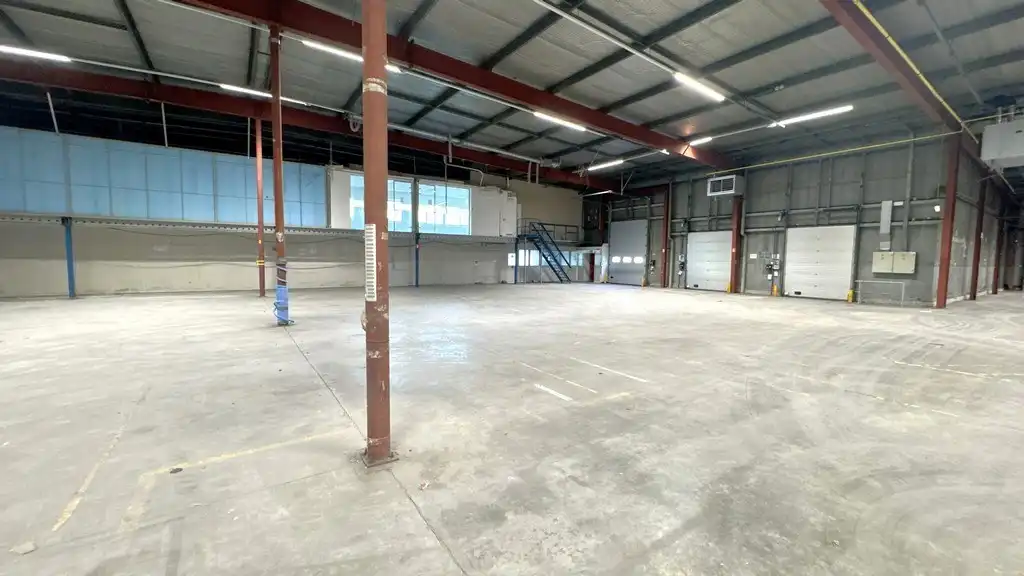 Logistieke loods met laadkades te huur nabij E19 in Kontich foto 11