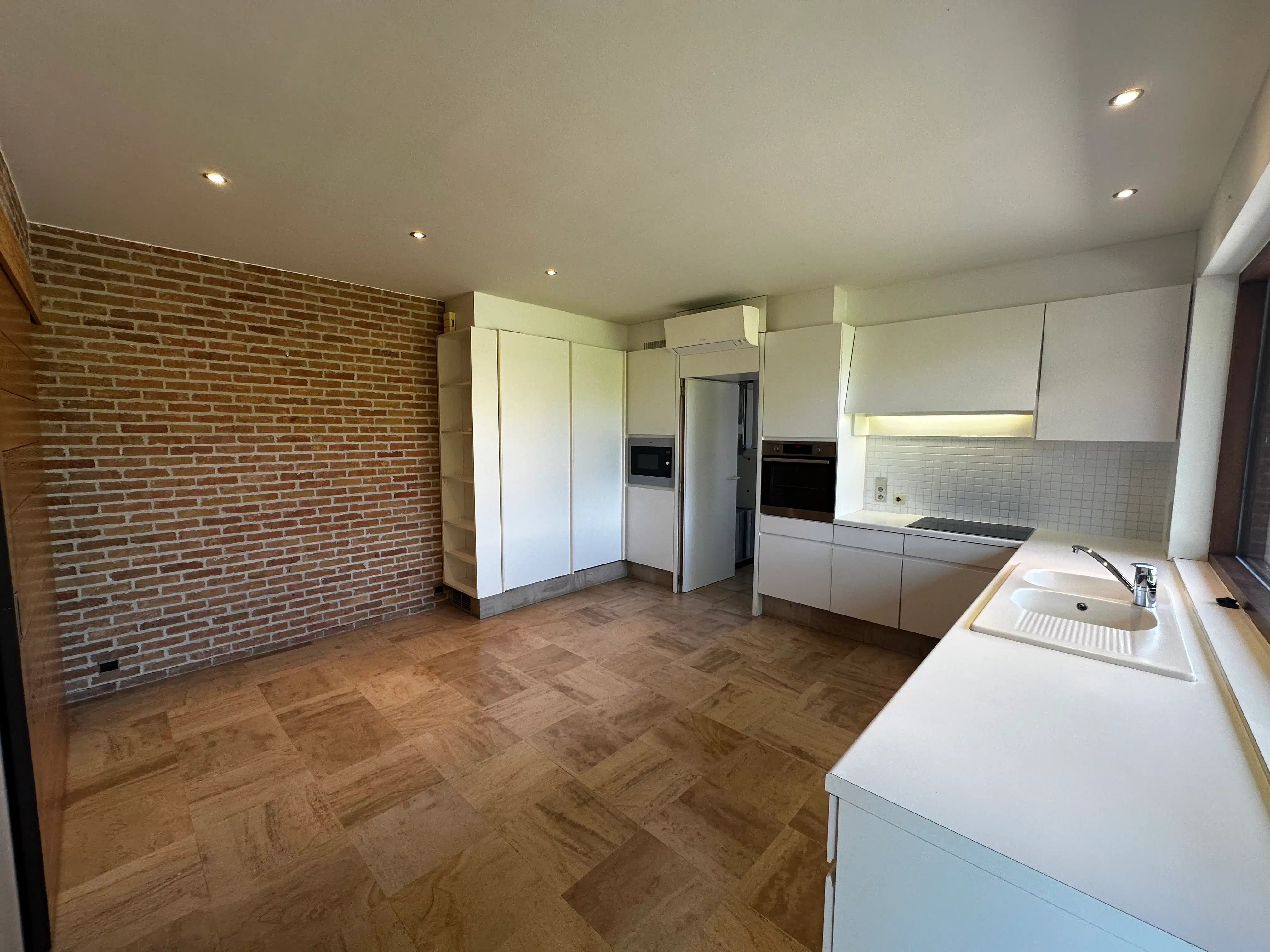 Ruime en lichtrijke woning te huur in het rustige Knesselare foto 7