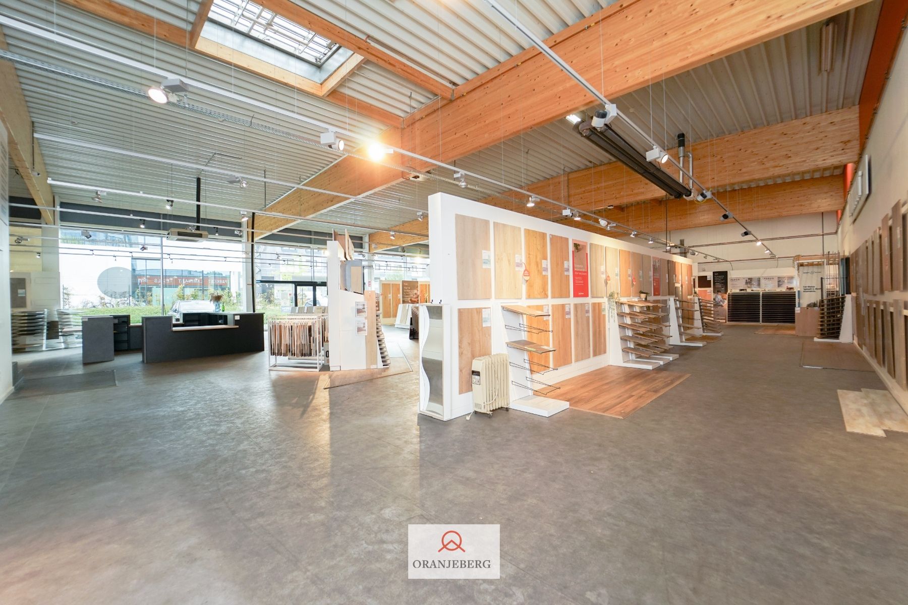 In de schaduw van de IKEA: winkel-magazijn van 750 m² +P! foto 6