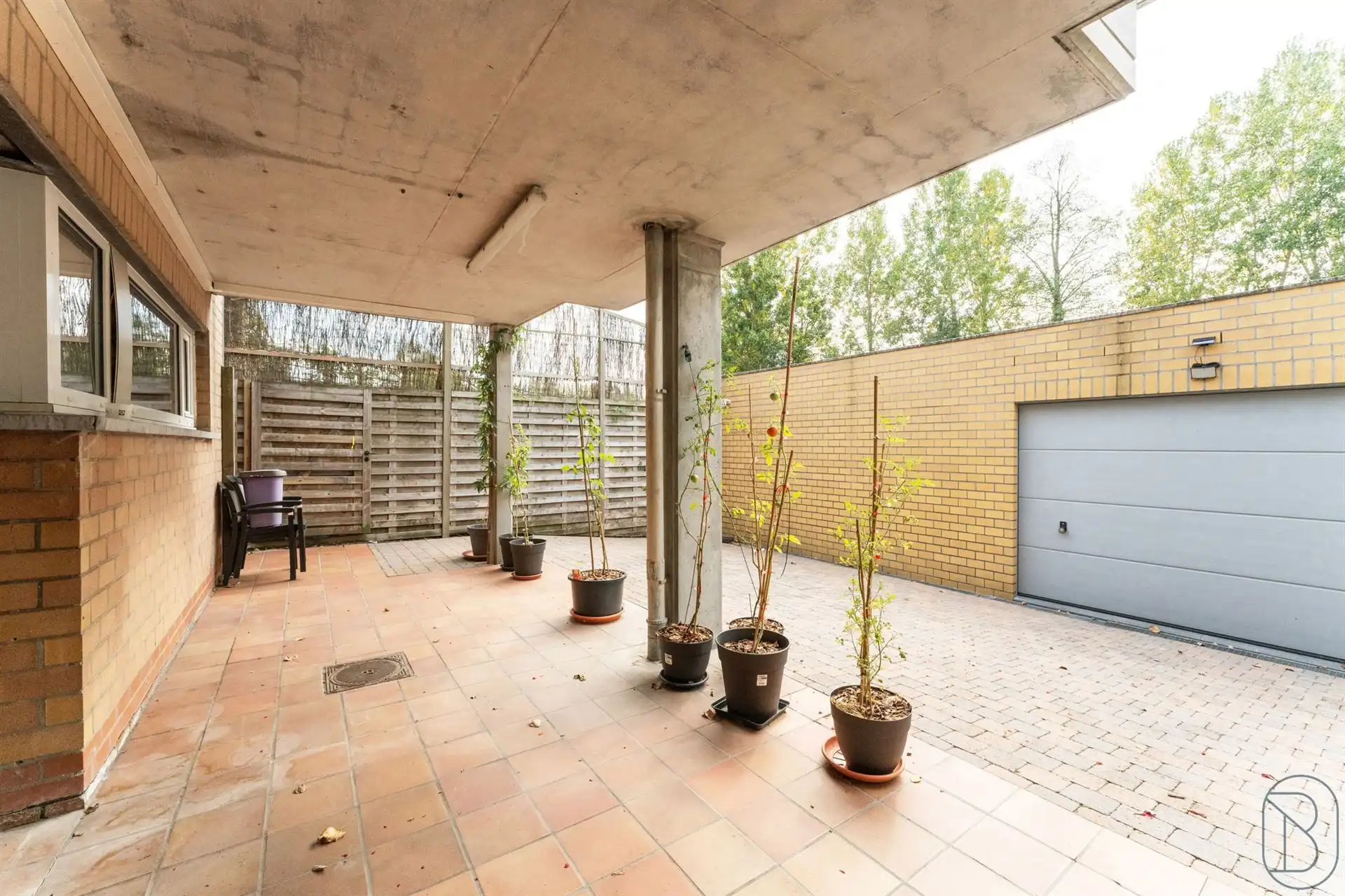 Vernieuwde handelszaak met woonst, en grote garage foto 28