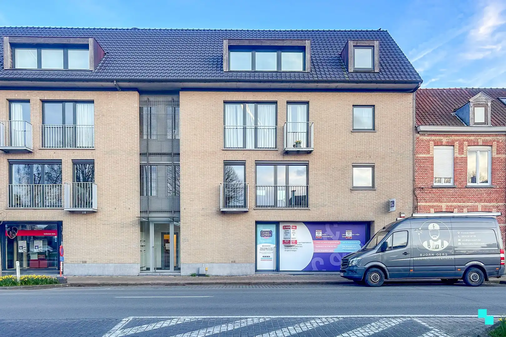 Deels ingerichte handelsruimte op toplocatie te Sint-Andries foto {{pictureIndex}}