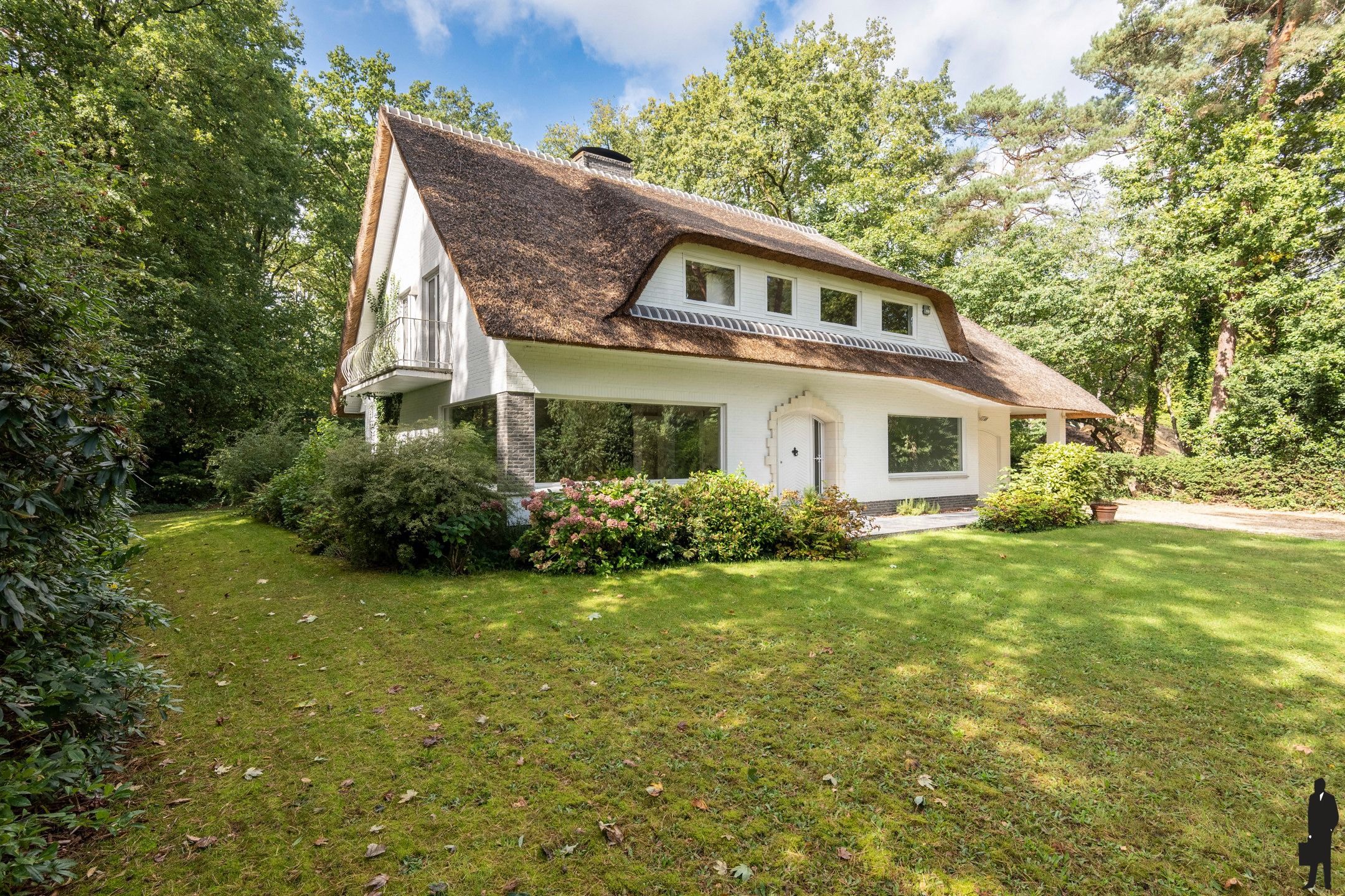 Rietgedekte villa op ca. 3.350 m² met optimale privacy foto {{pictureIndex}}