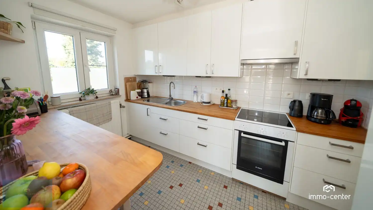 Instapklaar 2-slaapkamer appartement met zolder, 2 garages, carport en prachtige tuin foto 13