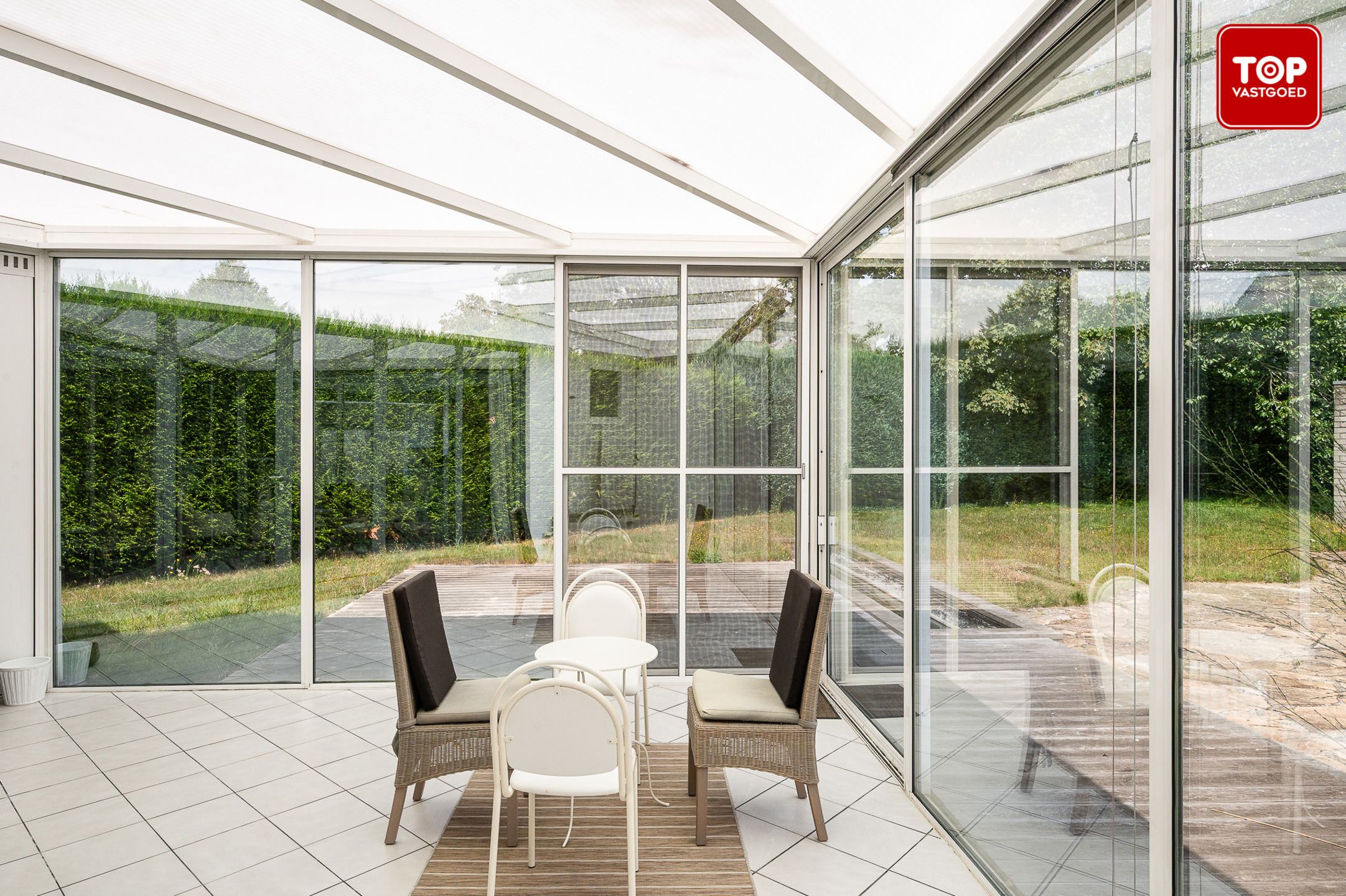 Open bebouwing een perceel van 690m² met mooie tuin en garage.  foto 12