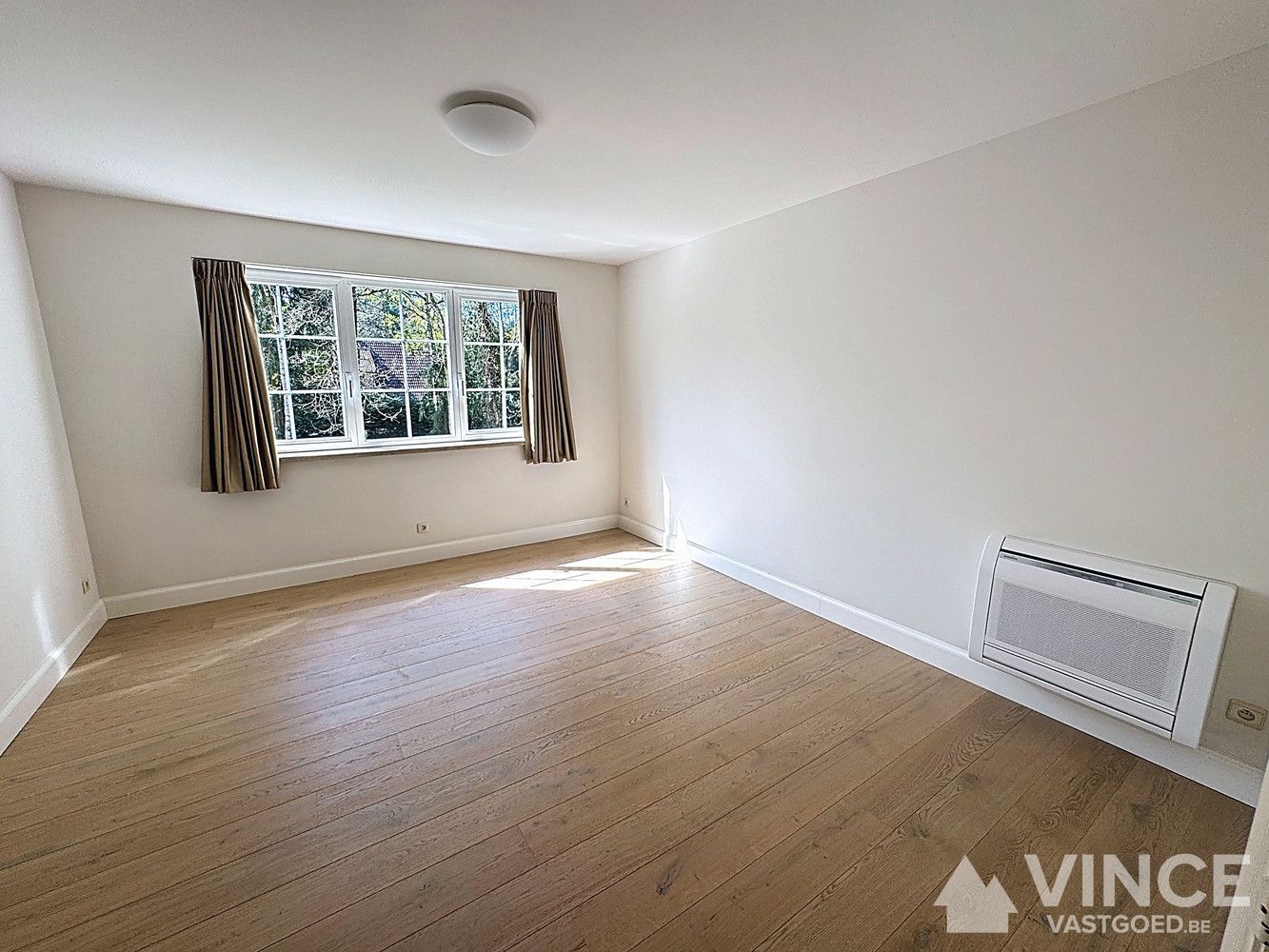 Prachtige villa in een rustige straat, omringd door groen foto 24