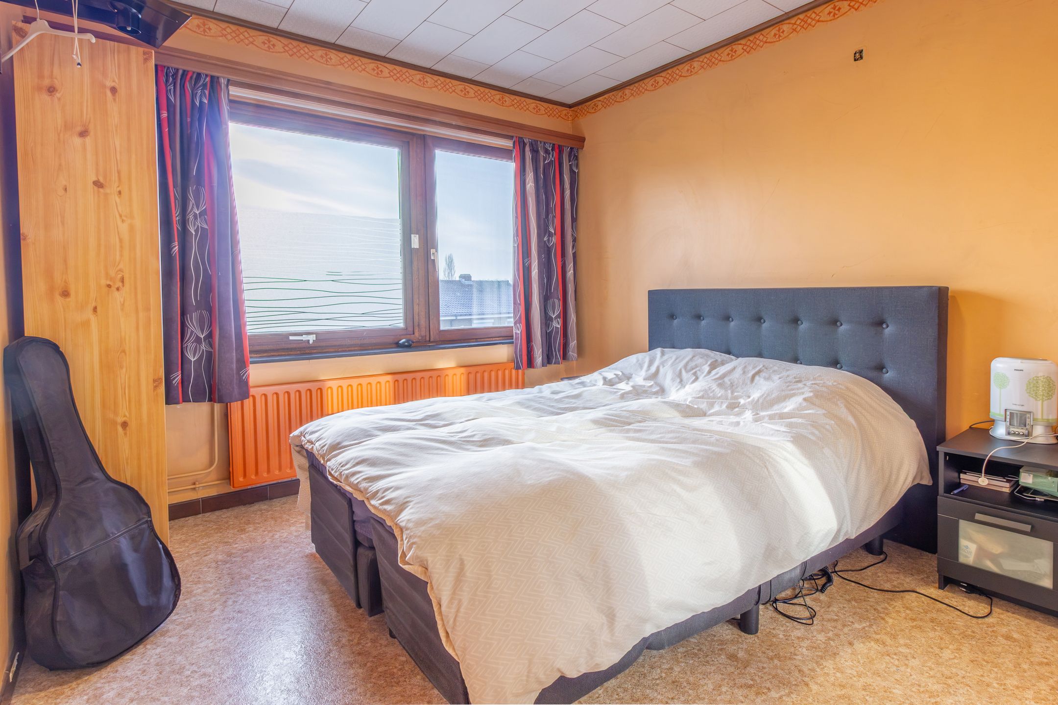 Charmante gezinswoning met potentieel, grote oprit en tuin foto 7