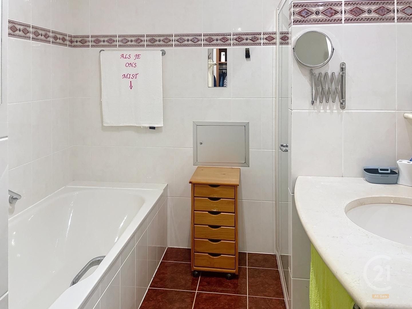Instapklaar appartement met 2 slaapkamers en terras nabij de Mercator in Oostende foto 17