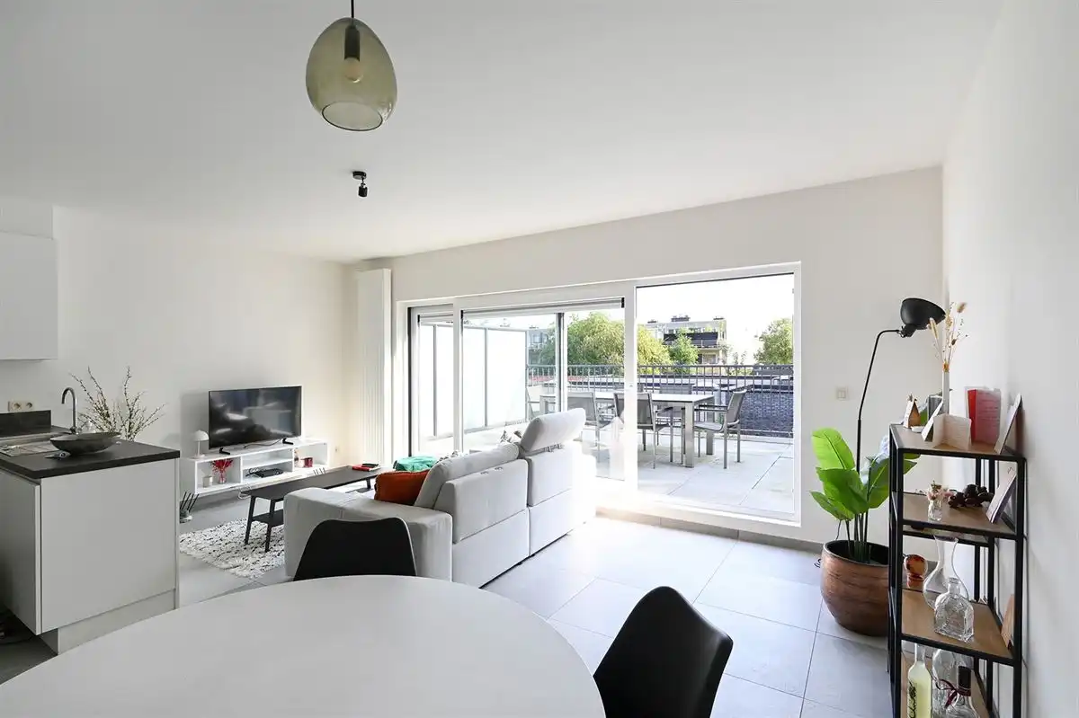 Appartement met 2 slaapkamers, groot terras en garage foto 2