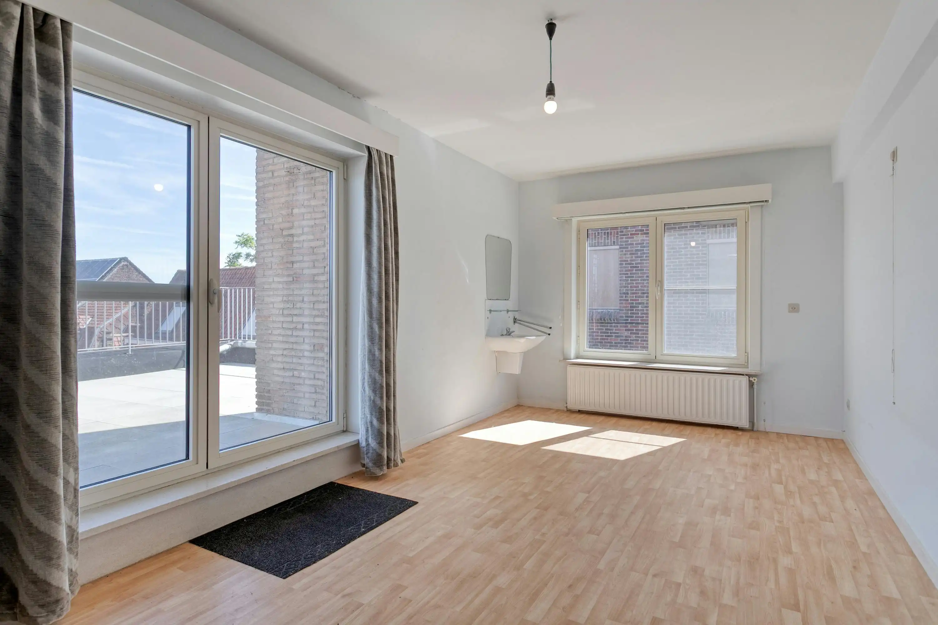 Ruim en lichtrijk appartement met 3 slaapkamers en uniek terras in Ieper foto 9