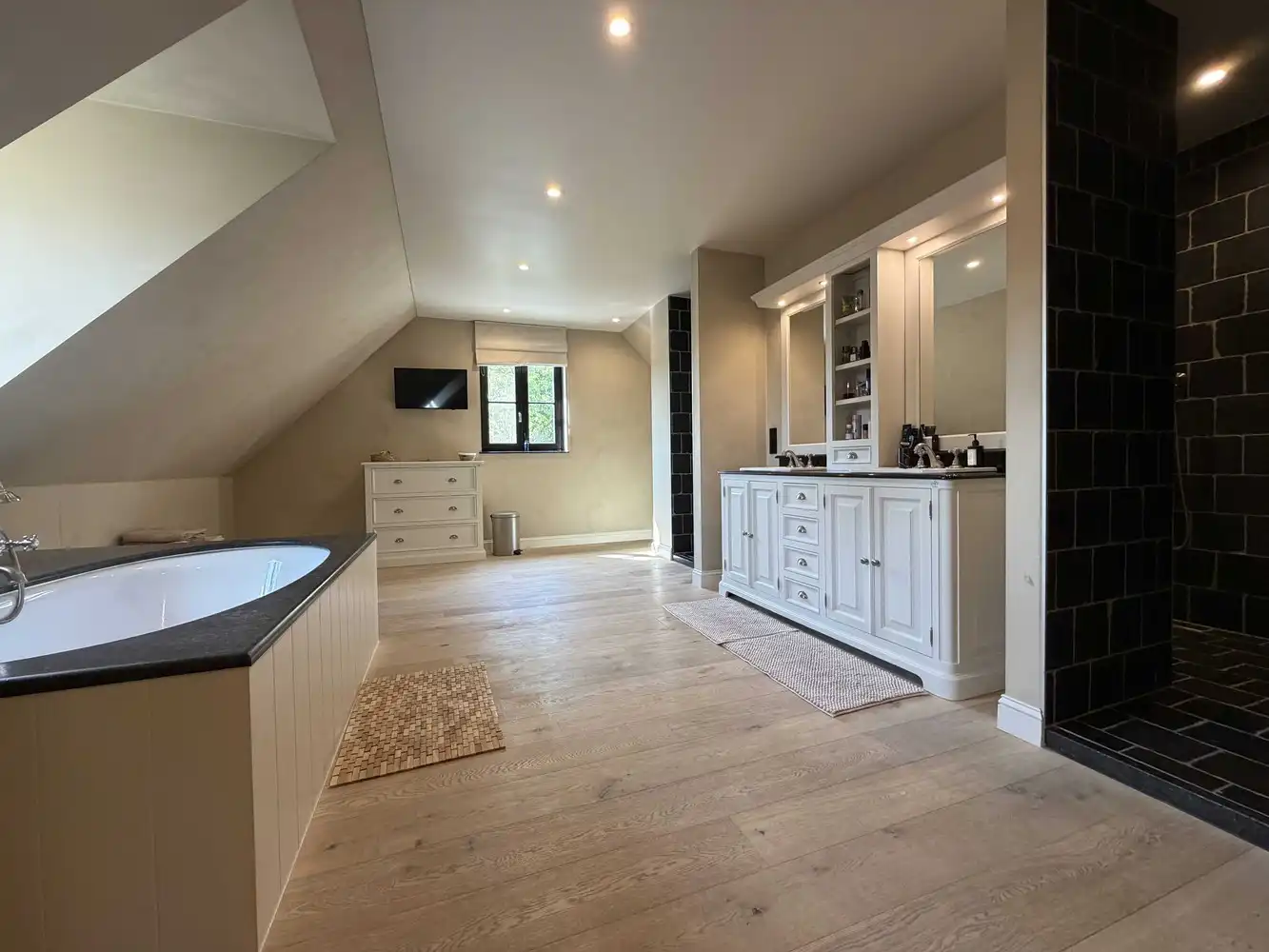 Klassevolle, recente villa (bouwjaar 2016) met hoogwaardige afwerking foto 23