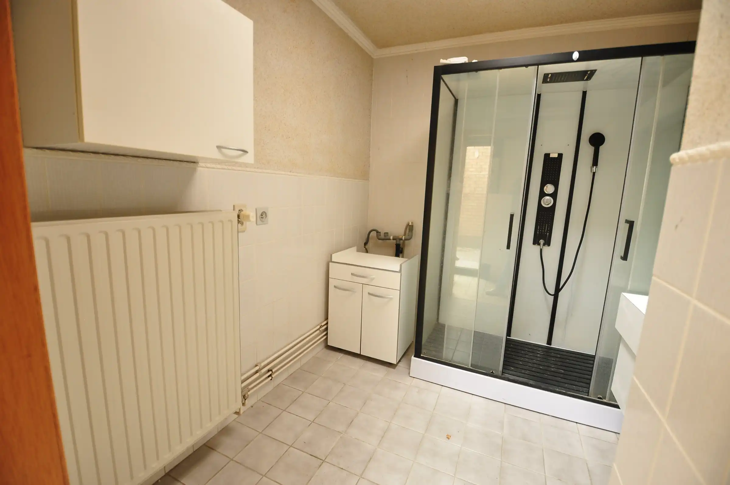 Bungalow met grote garage en twee slaapkamers foto 9