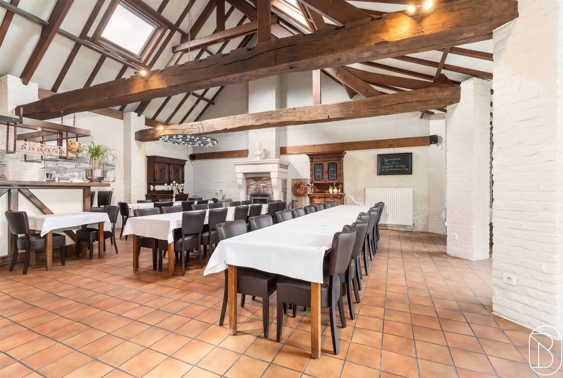 Goedgelegen charmante eigendom met veel potentieel! foto 9