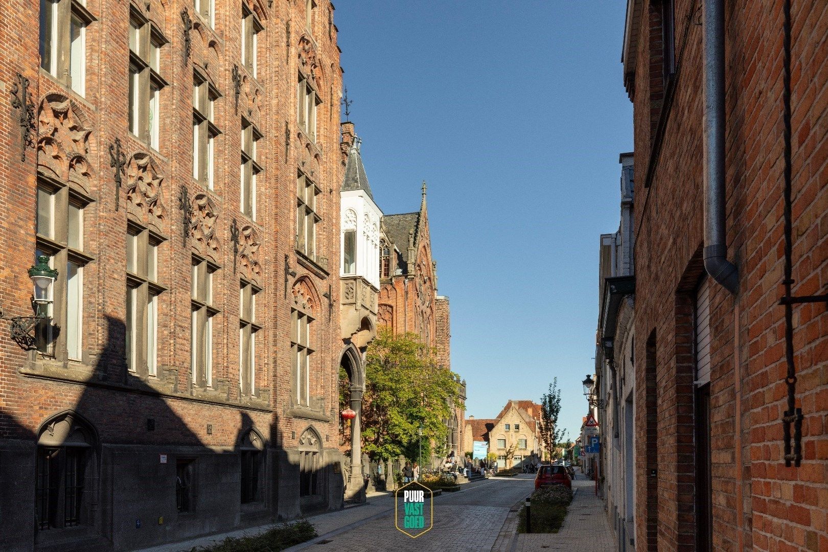 Gerenoveerde trapgevelwoning met zonnepanelen en terras in hartje Brugge. foto 25