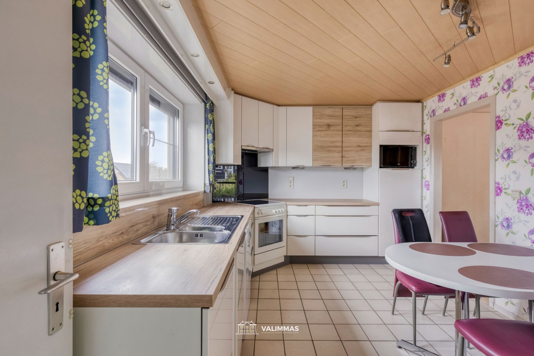 Residentieel gelegen driegevelwoning met mooie tuin & garage foto 9