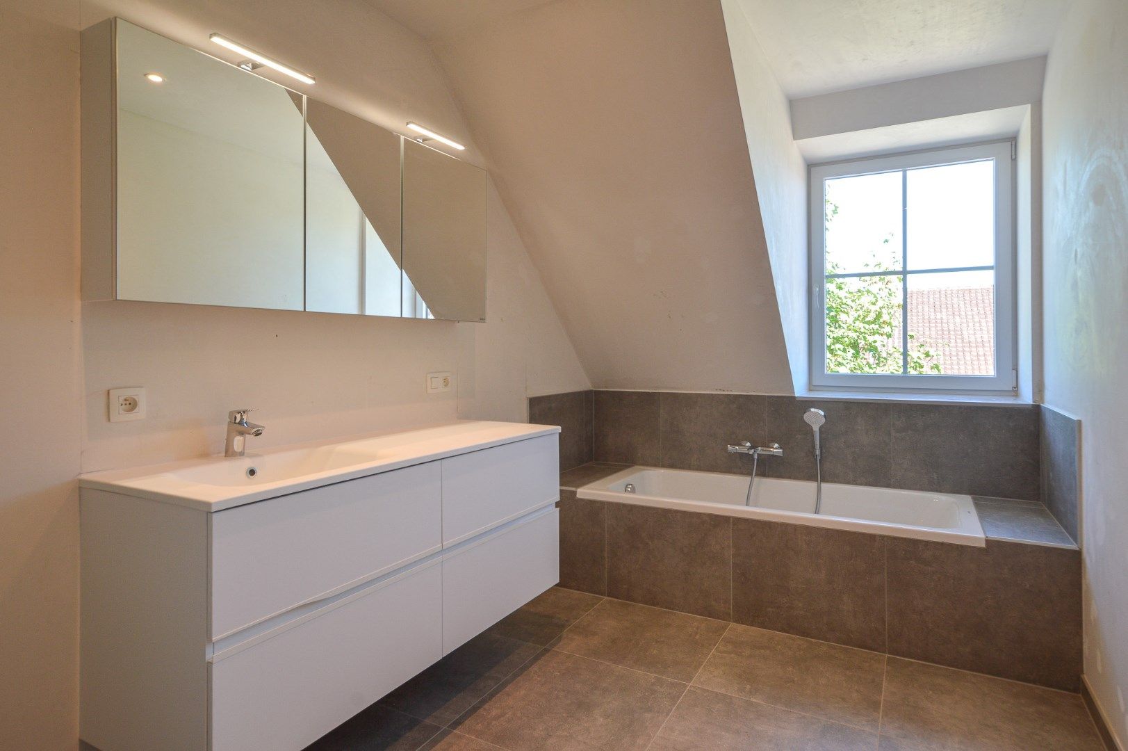Halfopen nieuwbouwwoning te huur in Roksem.  foto 9