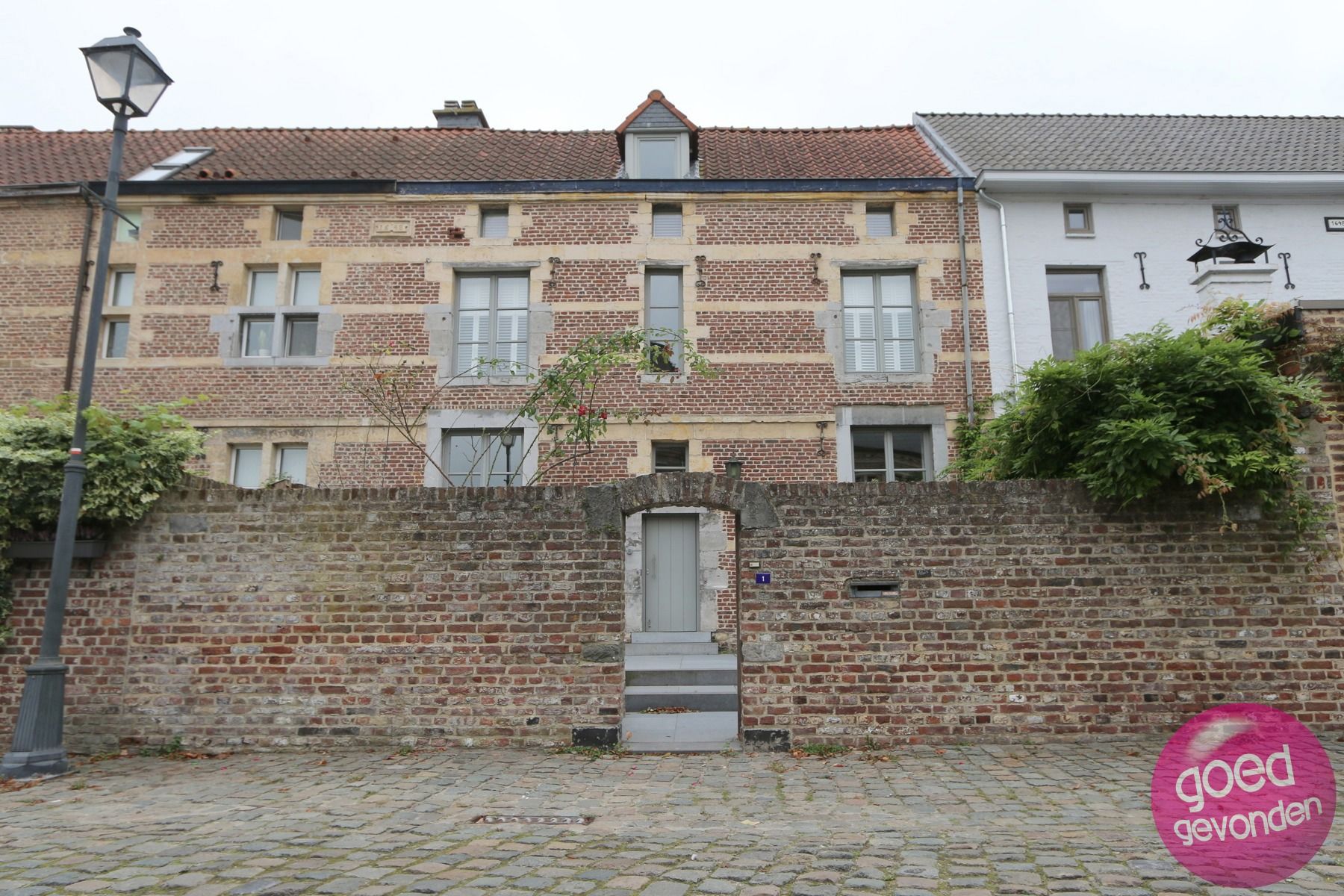 Hoofdfoto van de publicatie: UNIEKE BEGIJNWONING - 2 SLK - TERRAS - GRONDIG GERENOVEERD