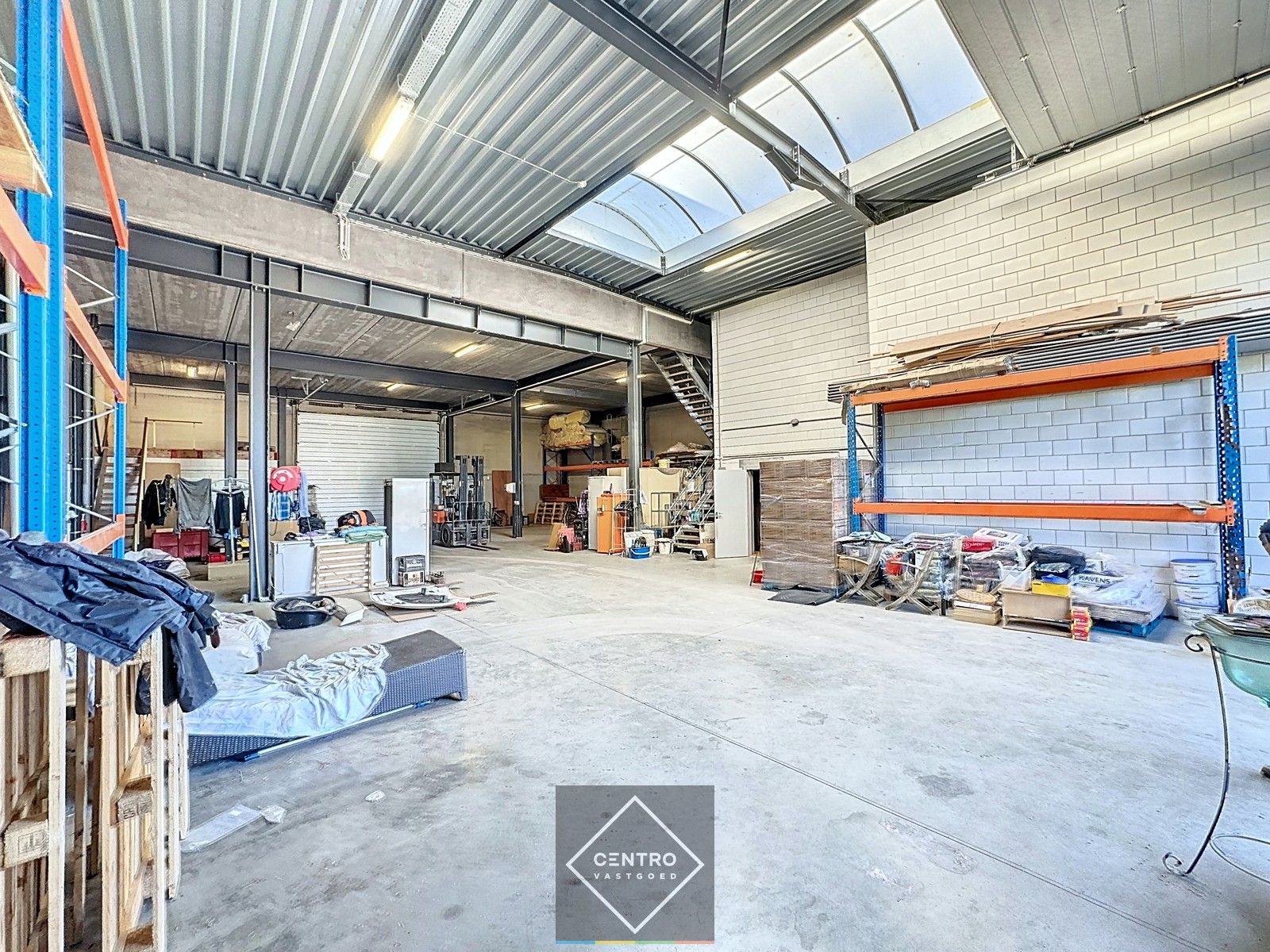 Instapklaar BEDRIJFSGEBOUW bestaande uit MAGAZIJN met BURELEN en een ruim LOFT-APPARTEMENT op verdieping! Grote verharde koer (1.000m²) met UITBREIDINGSMOGELIJKHEDEN. Op 500m van autosnelweg A10/E40 foto 9