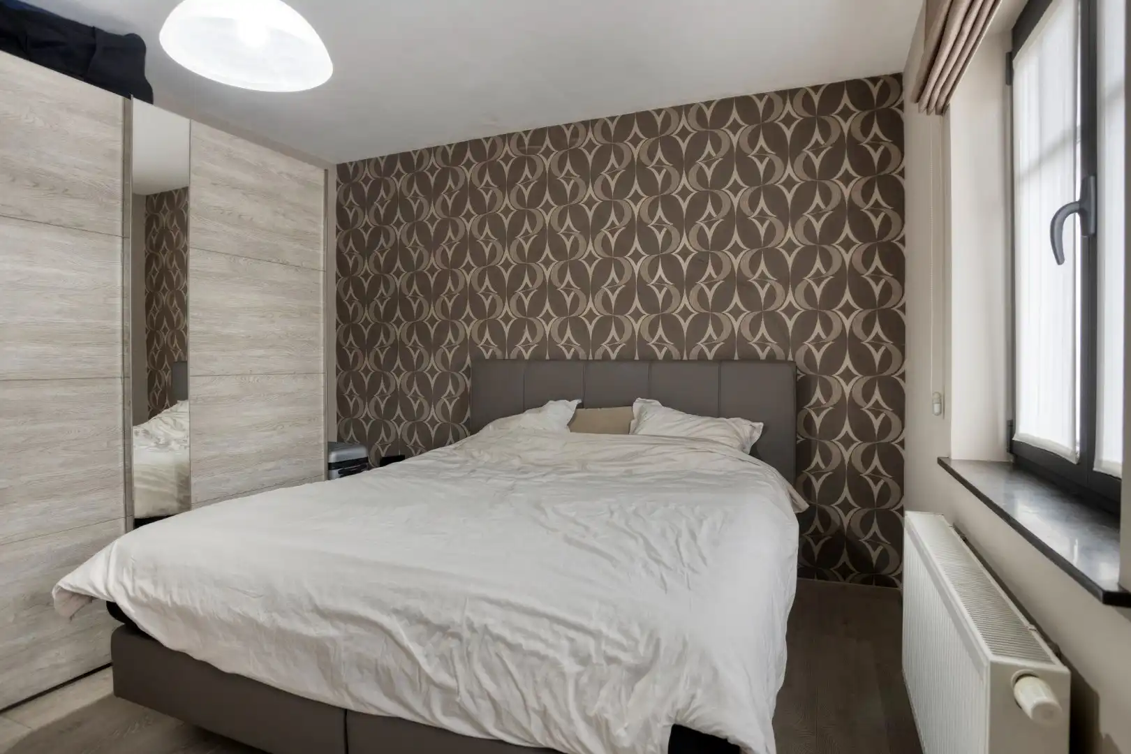 Instapklaar gelijkvloers appartement met 1 slpk, tuintje en autostaanplaats in het centrum ! foto 9