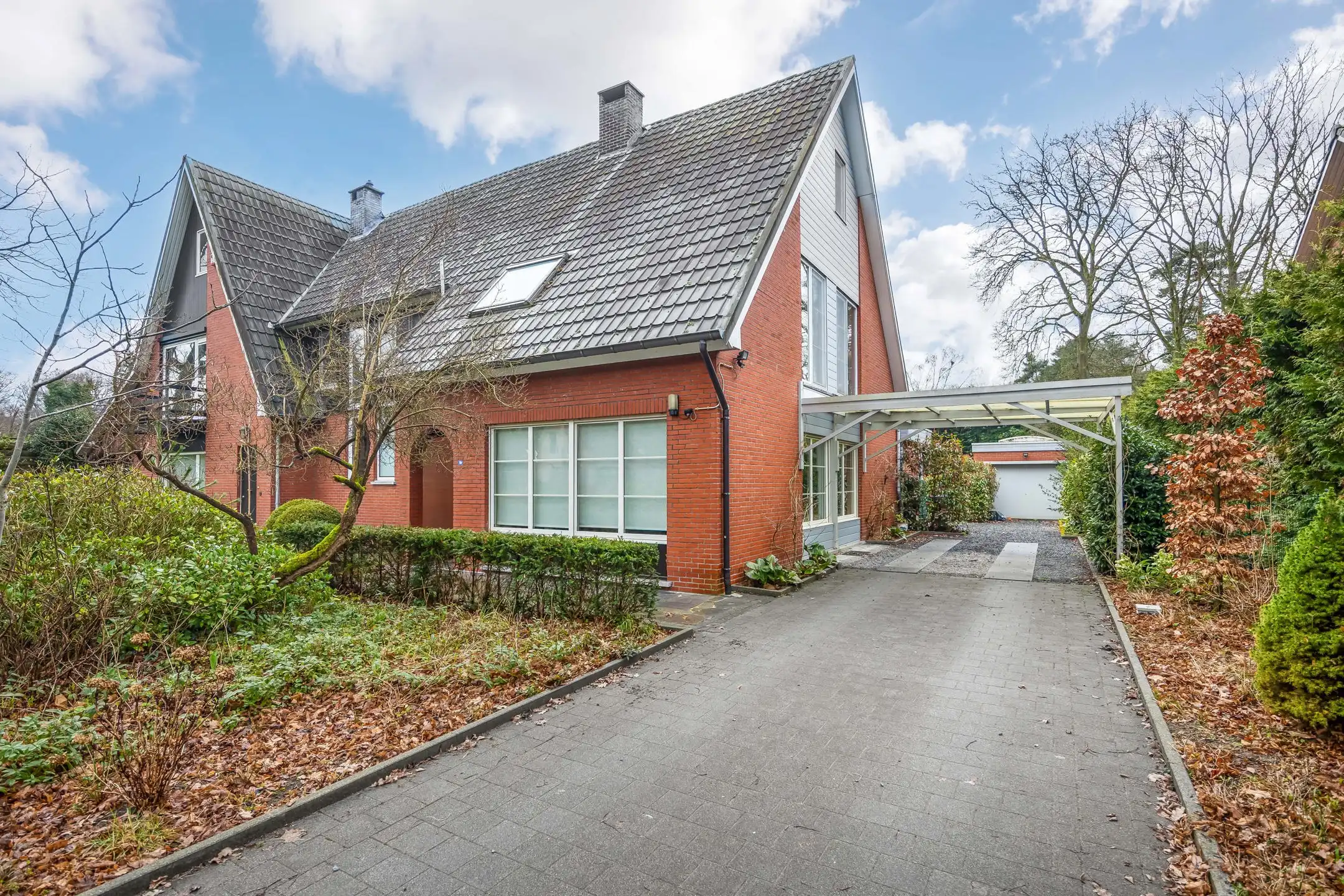 Ruime halfopen woning op zuidgericht perceel van 752 m² foto 2