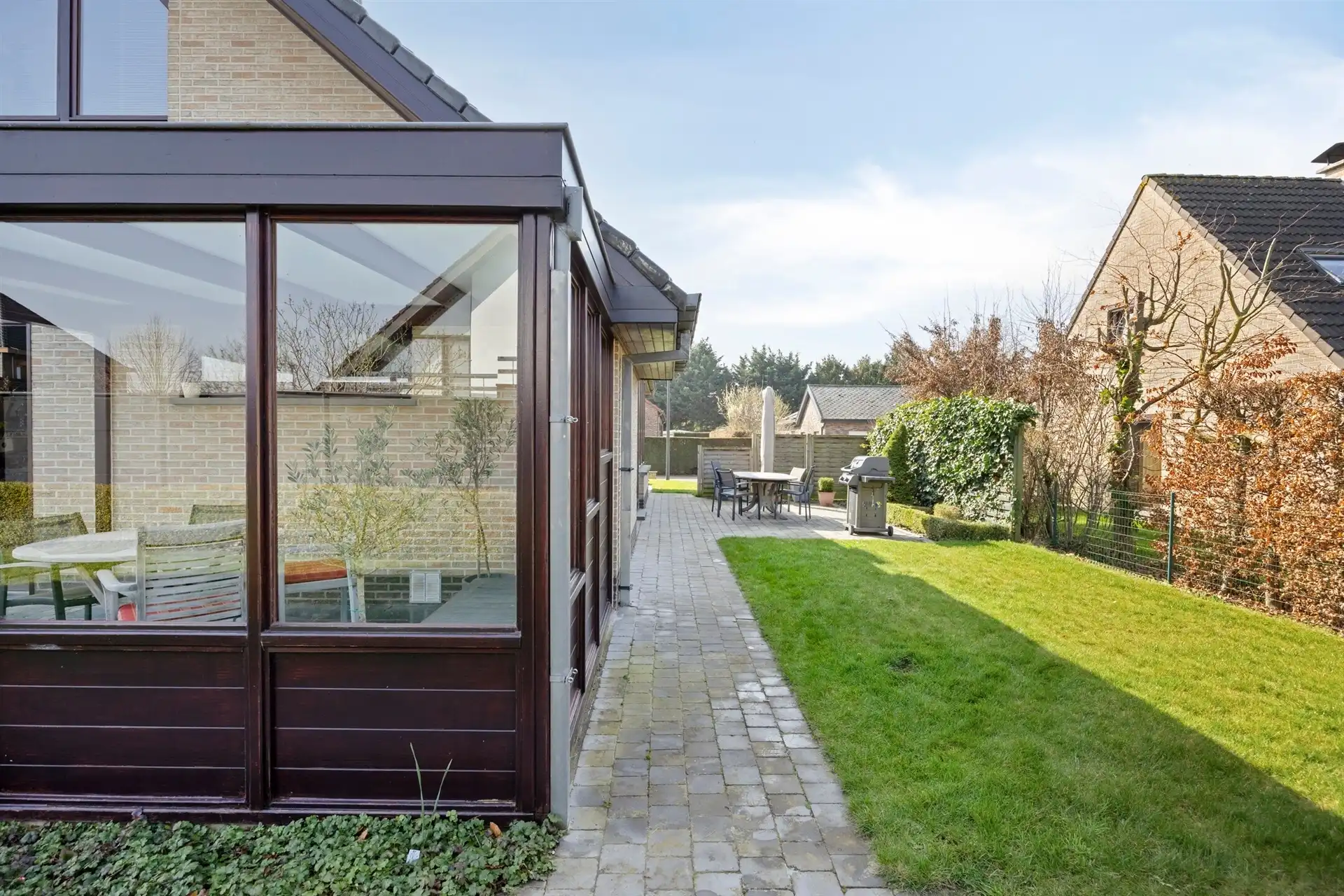 Villa in doodlopende straat foto 23