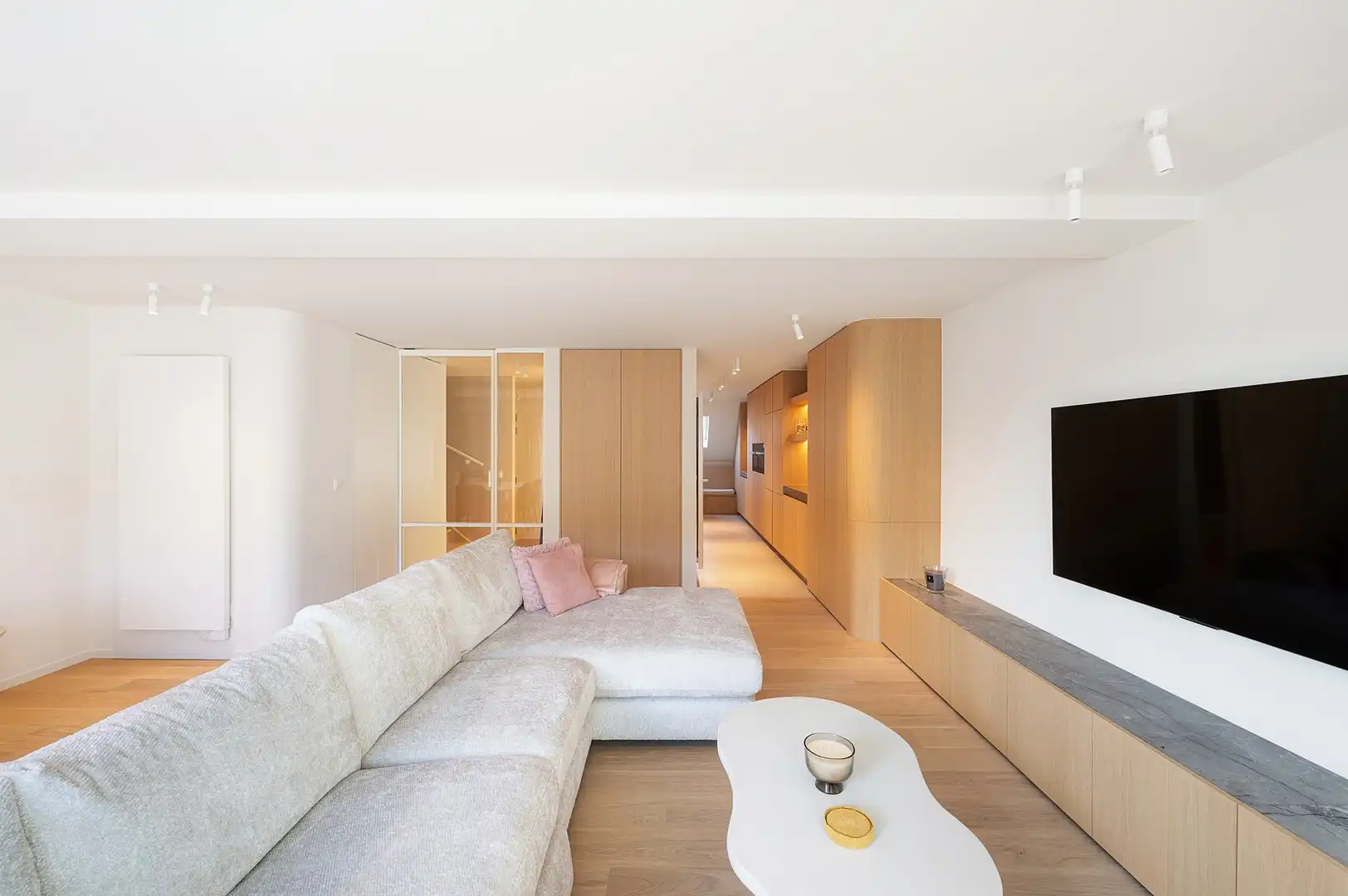 Luxueus gerenoveerd duplexappartement met drie slaapkamers. foto 11