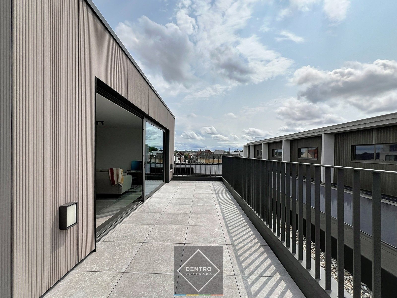 Penthouse (100m²) met RUIME terrassen (33m²) in kleinschalig project pal in het CENTRUM van Kortrijk ! Aankoop aan 6% BTW  mogelijk! foto {{pictureIndex}}