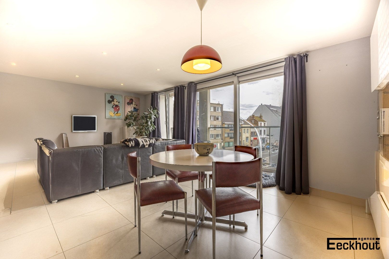 Zeer ruim en modern 3-slaapkamerappartement! foto 2