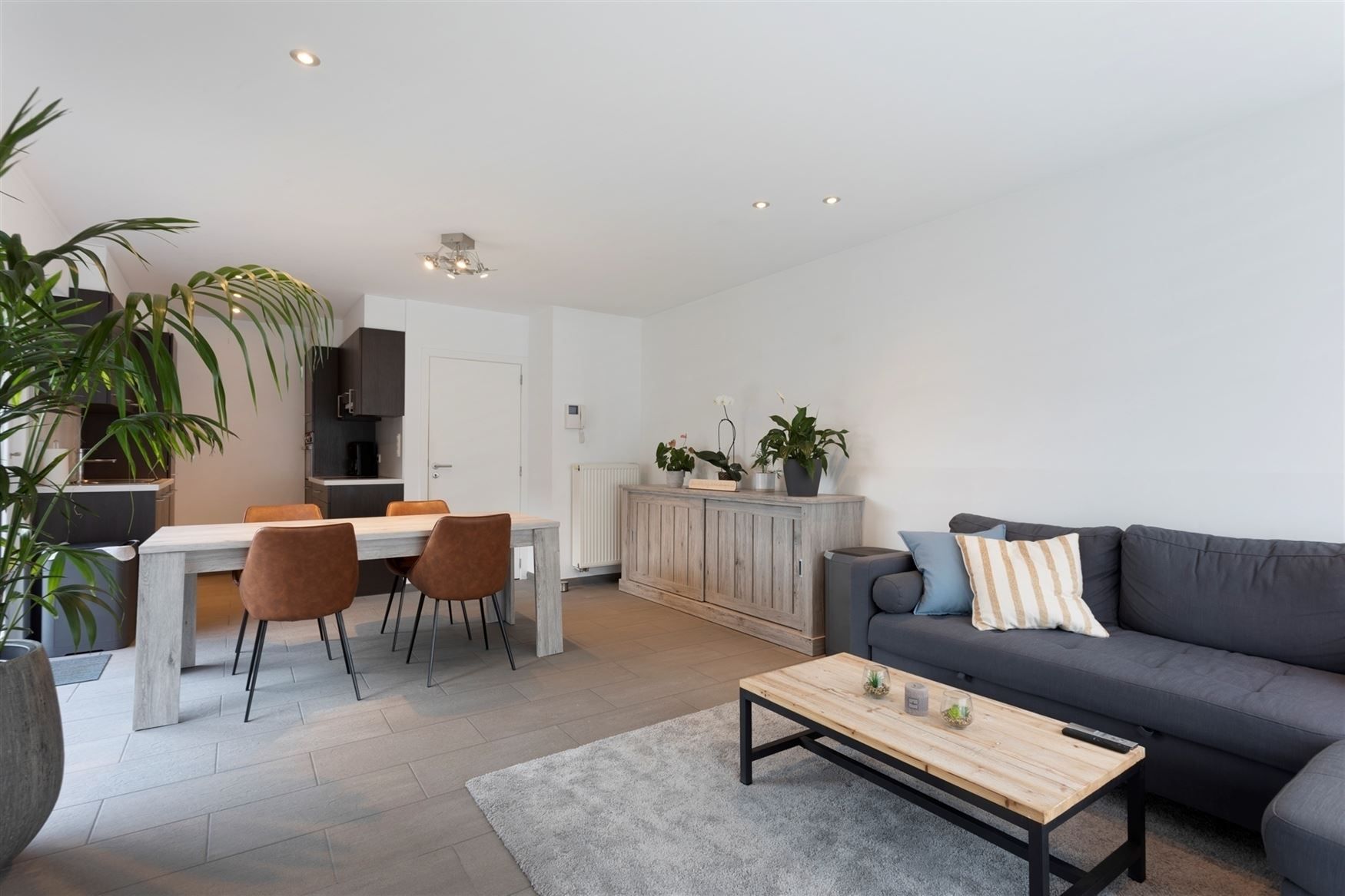 Appartement met tuin en privatieve autostaanplaats foto {{pictureIndex}}