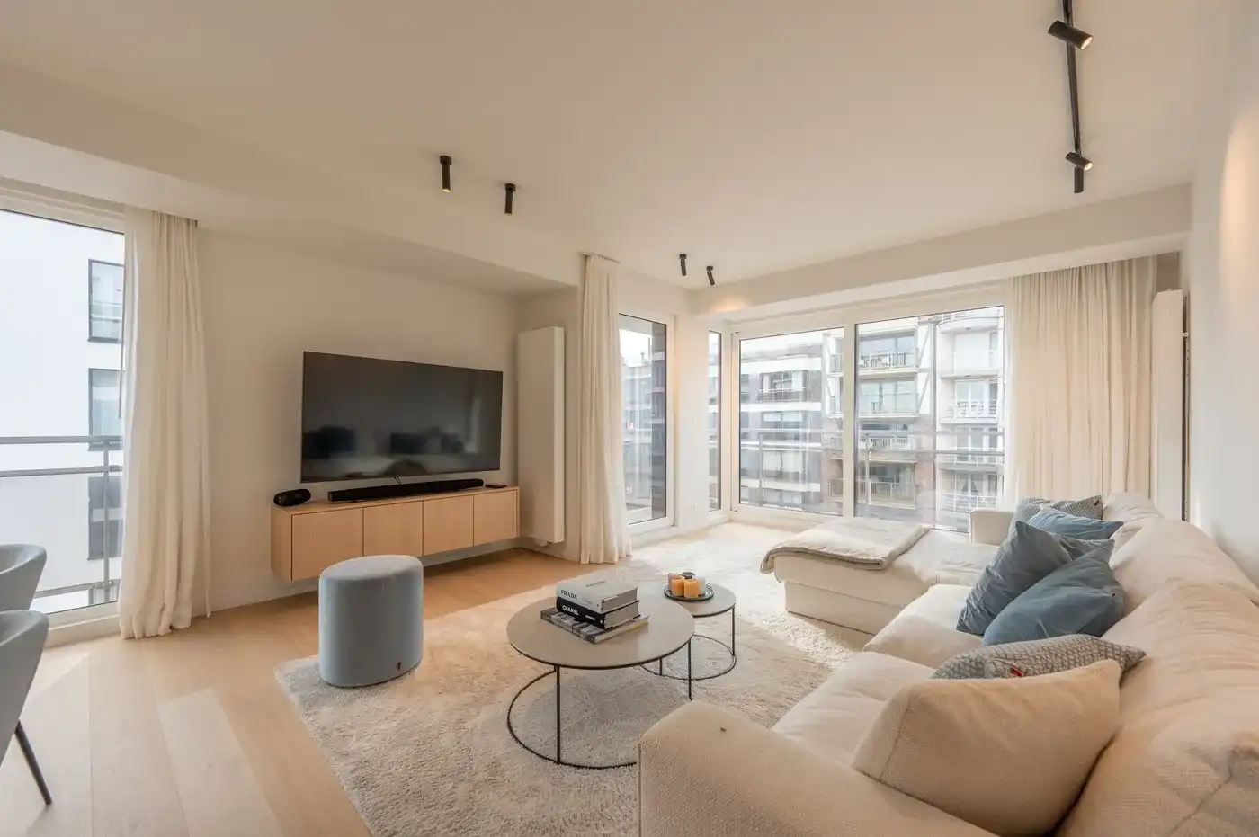 Prachtig gerenoveerd 2-slaapkamerappartement op de Lippenslaan in Knokke foto {{pictureIndex}}
