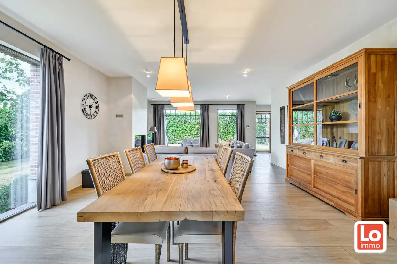 VERKOCHT! Ruime, charmante en degelijke alleenstaande villa met inpandige garage op een rustige en makkelijk bereikbare locatie tussen Lochristi en Gent. foto 6