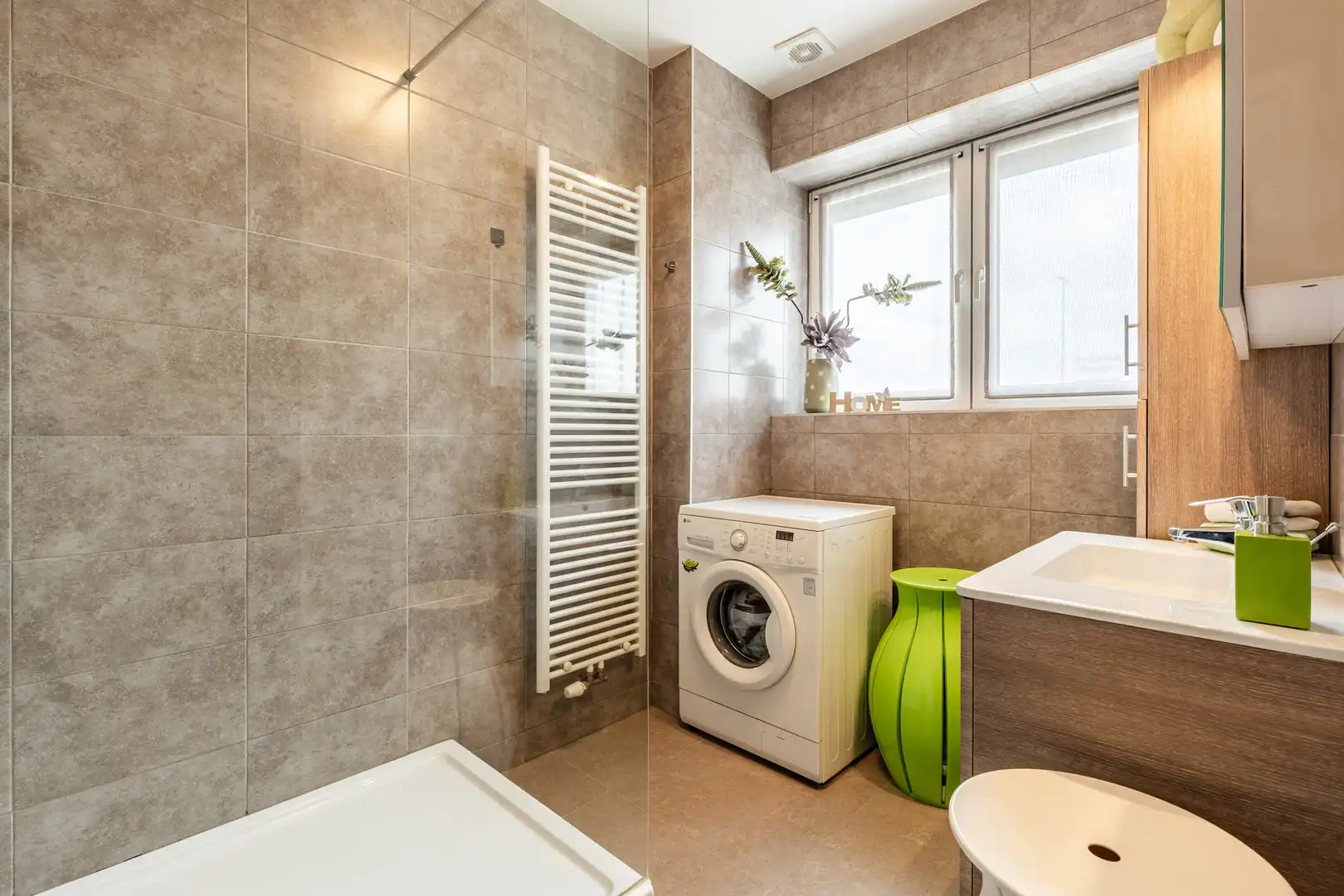 Instapklaar 2-slaapkamerappartement nabij parken & winkels in Wilrijk foto 11