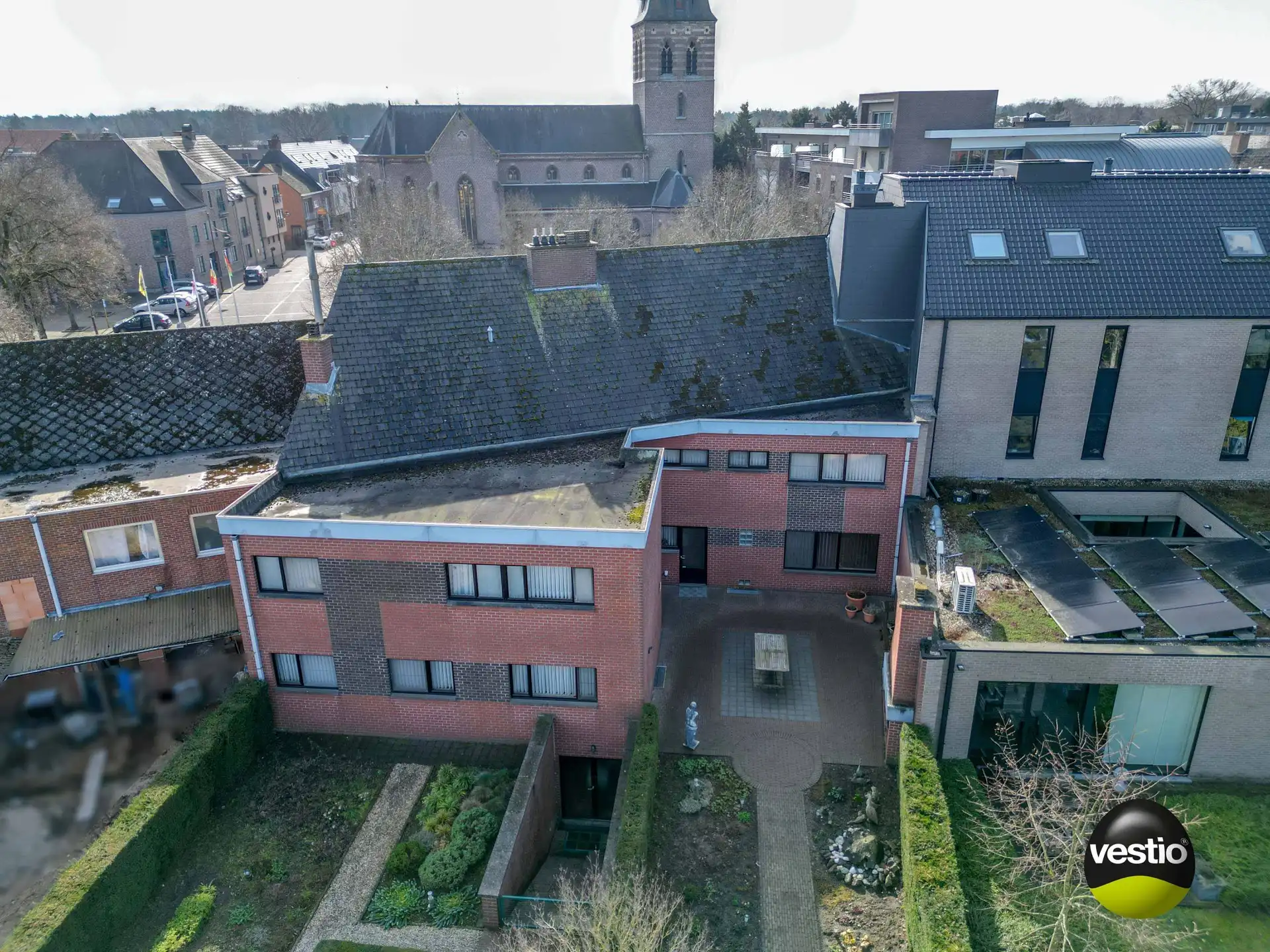 GELIJKVLOERS APPARTEMENT 3 SLAAPKAMERS 171 M² + HANDELSRUIMTE + TUIN + 5 GARAGES + ZOLDER foto 9