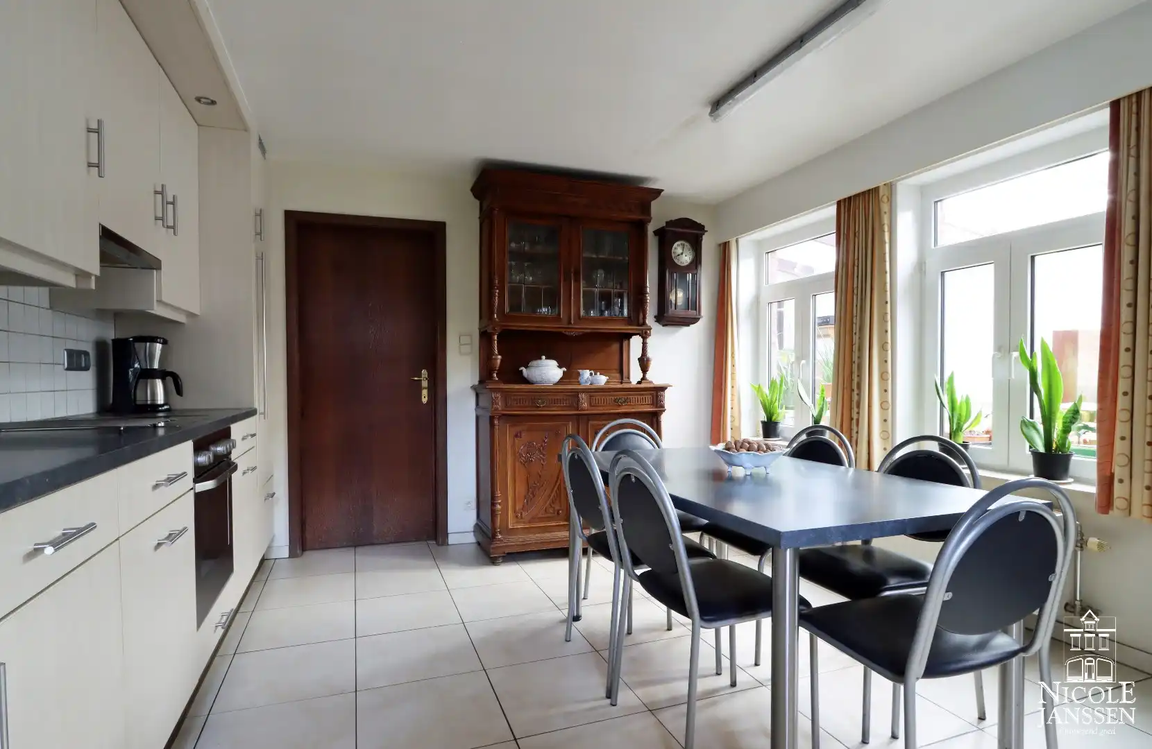 Karaktervolle woning met grote garage en werkhuis foto 12