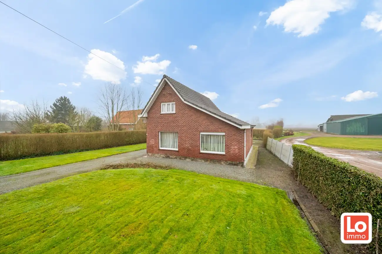 VERKOCHT! Te renoveren open bebouwing op een makkelijk bereikbare locatie in Beervelde. foto 2