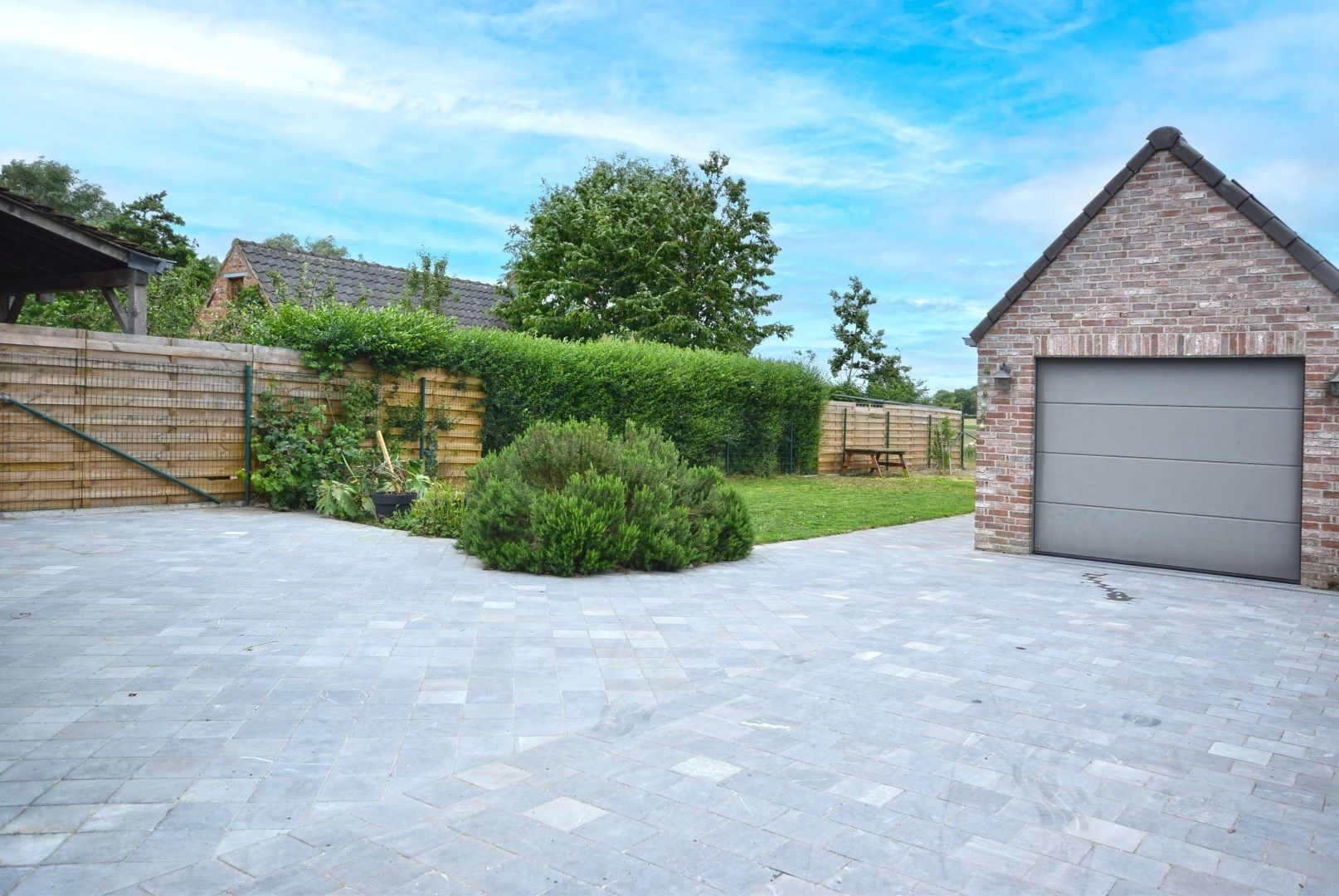 Halfopen bebouwing in landelijke stijl met ruime garage en tuin met groot terras foto 13