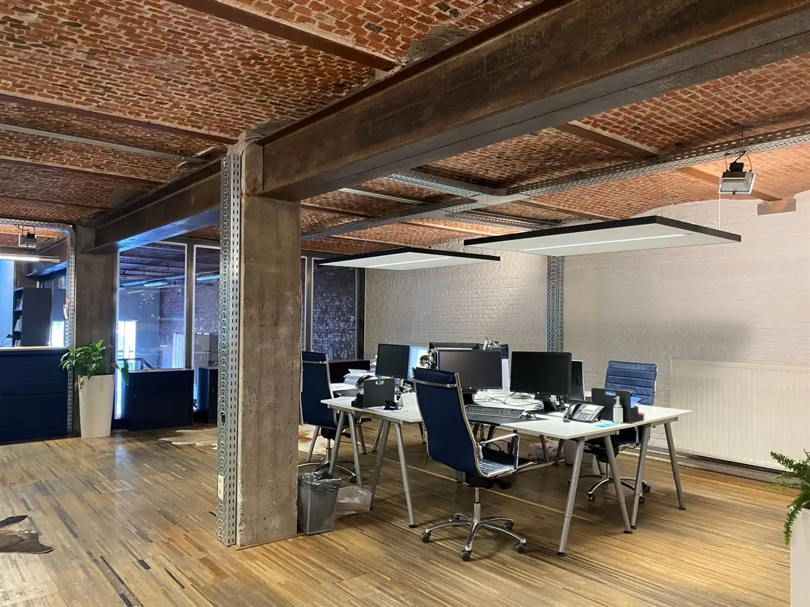 Karaktervolle loftkantoren te huur op gelijkvloers Ankerrui foto {{pictureIndex}}