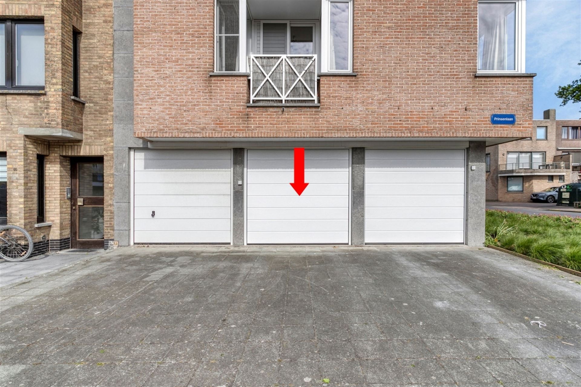 VLAK AAN ZEEDIJK / LAGE KOSTEN  foto {{pictureIndex}}