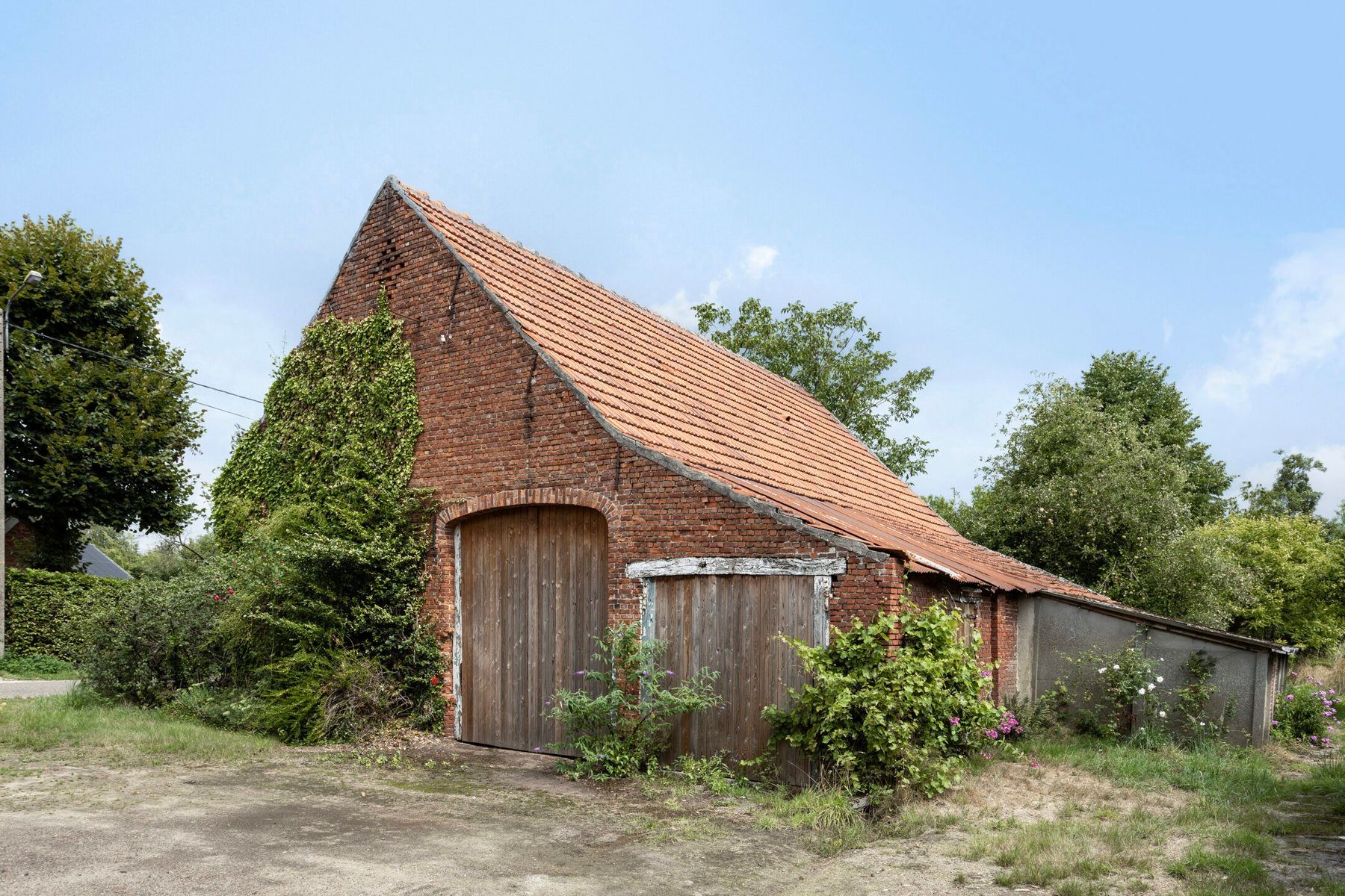 Te renoveren hoeve met authentieke schuur en stallen foto 24