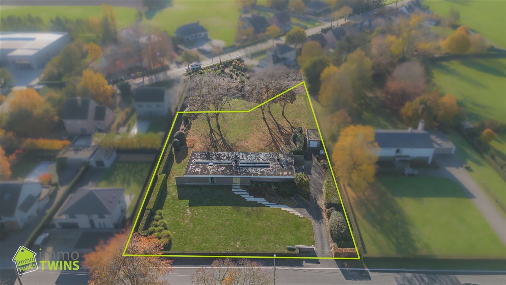 Stijlvolle villa-bungalow op ruim perceel met zuidgerichte tuin  foto {{pictureIndex}}