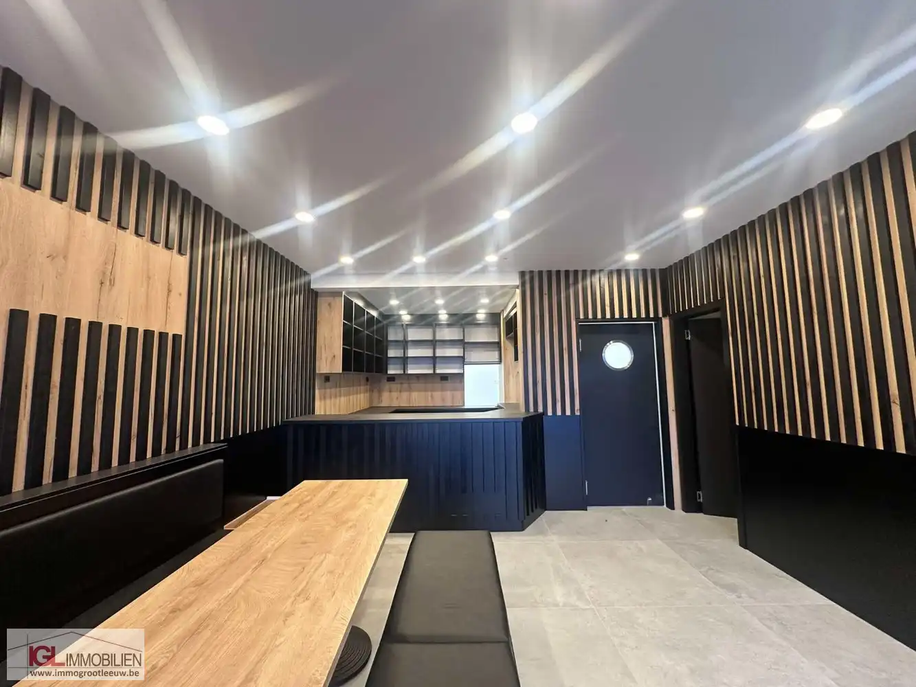 Volledig gerenoveerd handelspand aan het Vlezenbeekplein te koop foto 7